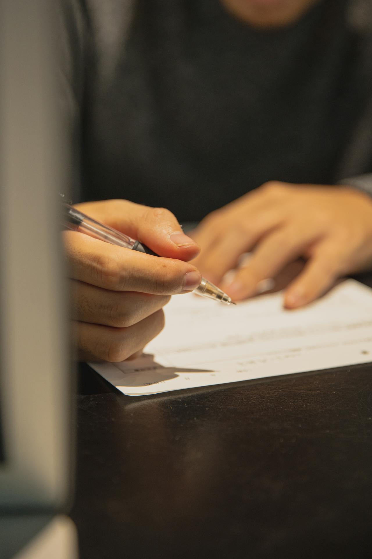 Un homme sur le point de signer un papier | Source : Pexels