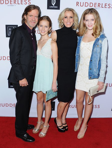 William H. Macy, sa fille Georgia Macy, Felicity Huffman et sa fille Sofia Macy au Vista Theatre | Photo: Getty Images