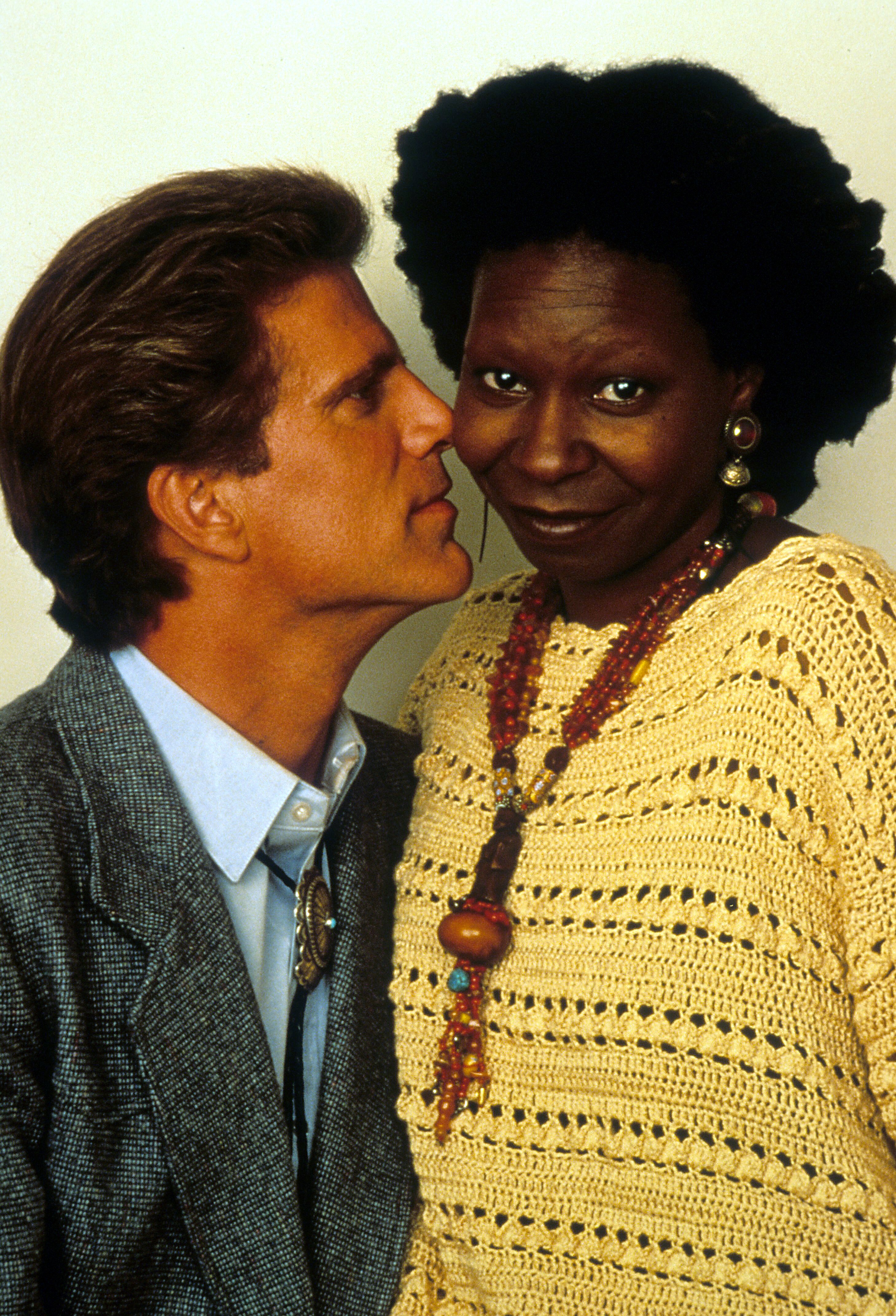 Whoopi Goldberg n'est pas amusée par le visage de Ted Danson juste à côté d'elle dans une scène du film 'Made In America' de 1993 | Source : Getty Images