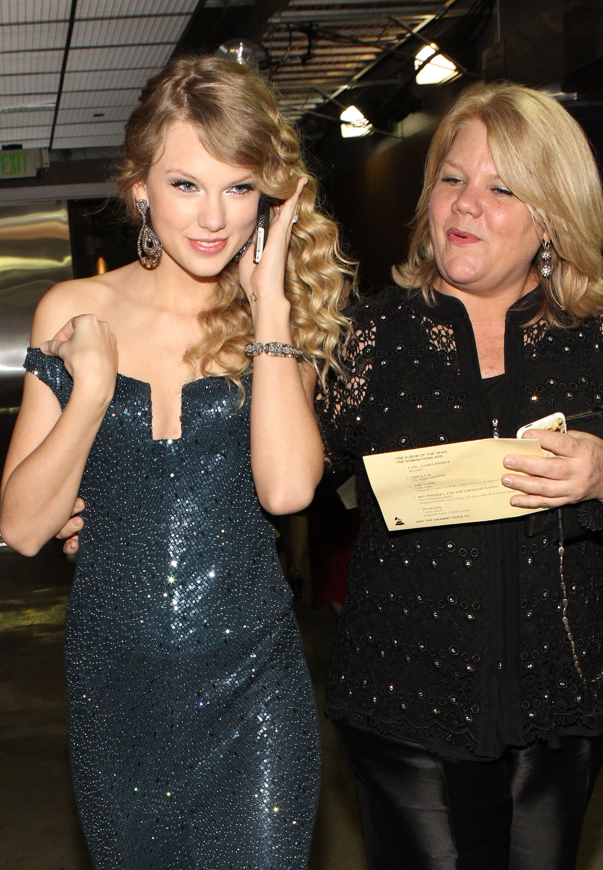 Taylor Swift et Andrea Swift en coulisses lors de la 52e cérémonie annuelle des GRAMMY Awards à Los Angeles, Californie, le 31 janvier 2010. | Source : Getty Images