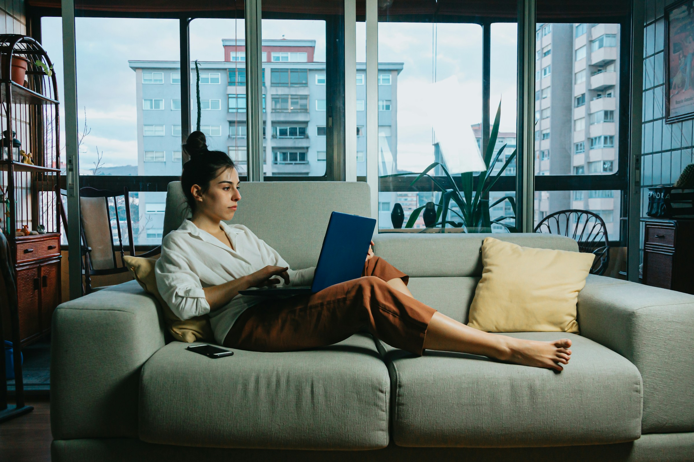 Une femme allongée sur un canapé | Source : Unsplash