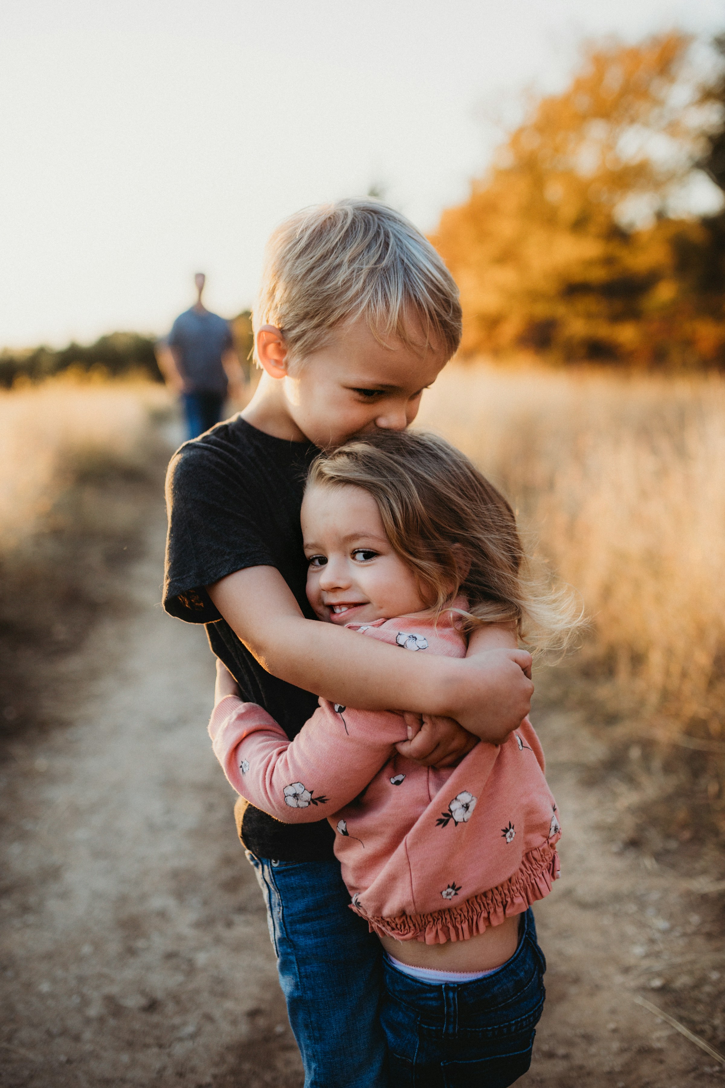 Un grand frère qui serre sa petite sœur dans ses bras | Source : Unsplash