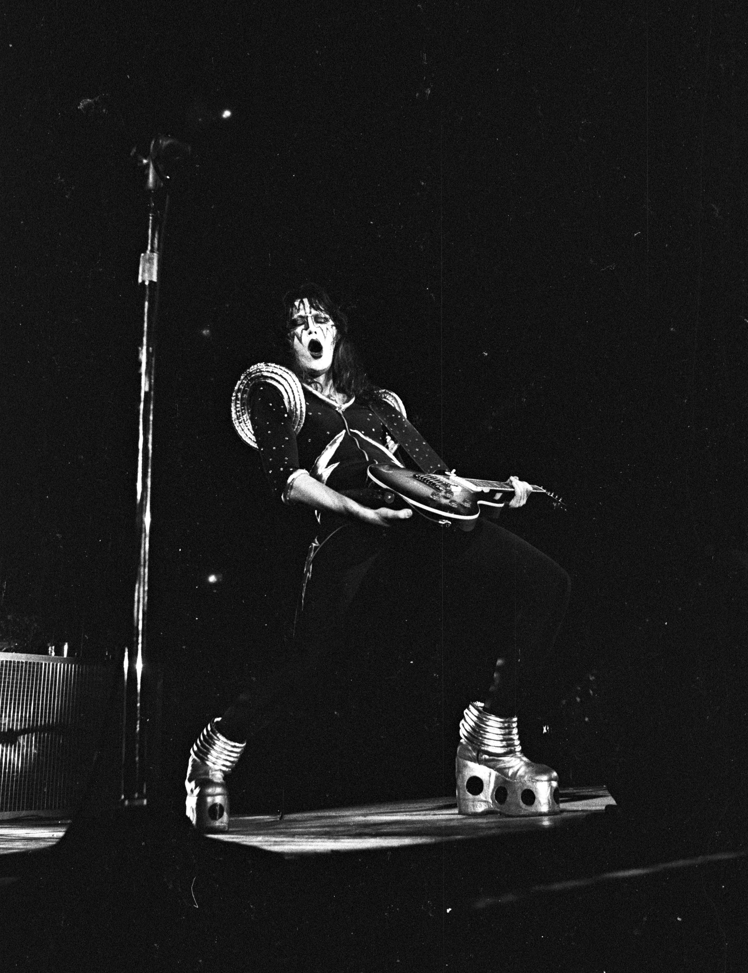 Ace Frehley du groupe de rock KISS se produit au Great Western Forum le 7 novembre 1979, à Inglewood, en Californie. | Source : Getty Images