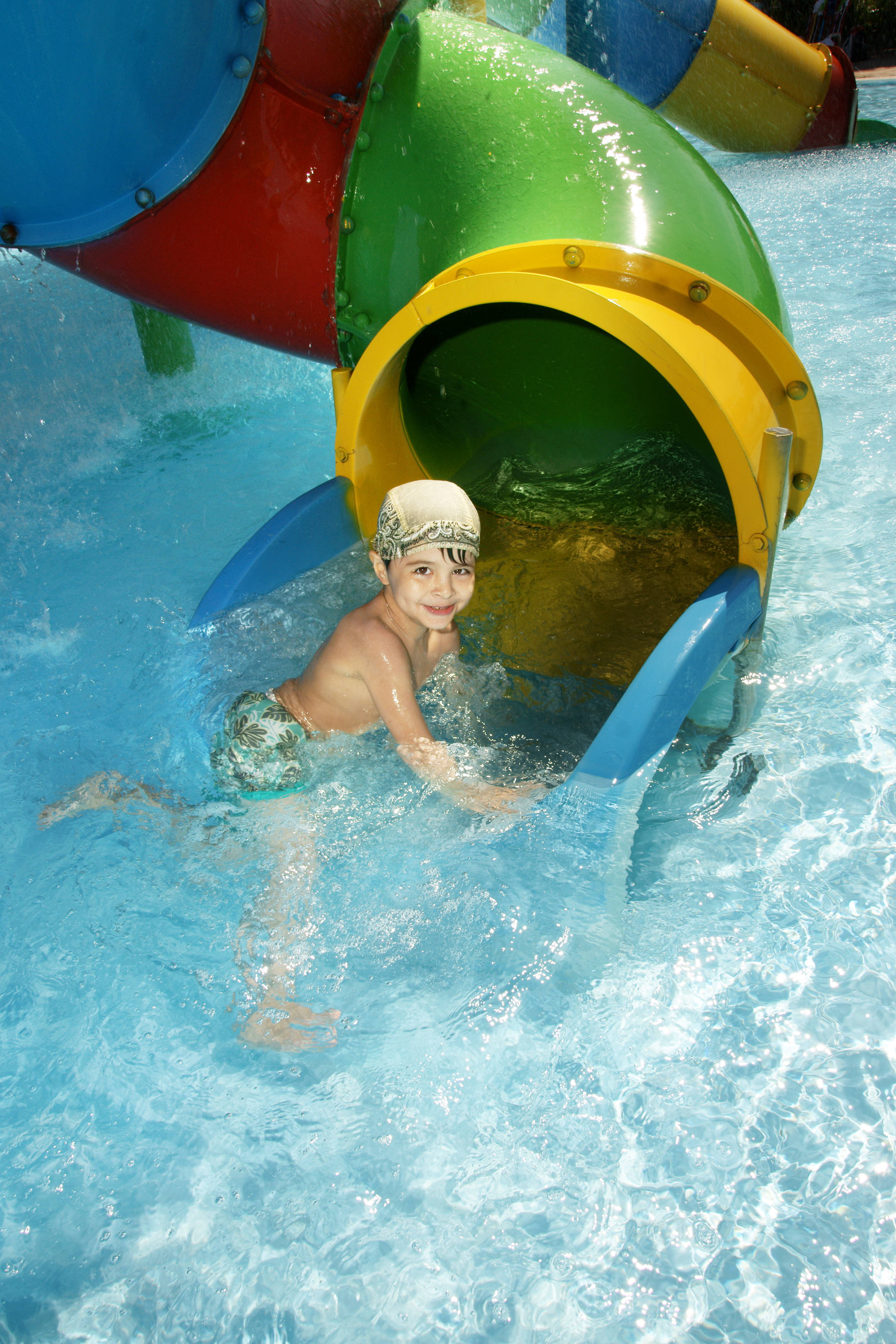 Un jeune garçon en train de nager | Source : Shutterstock