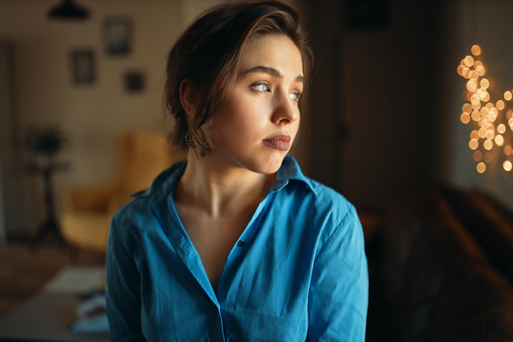 Une femme inquiète qui regarde de côté | Source : Freepik