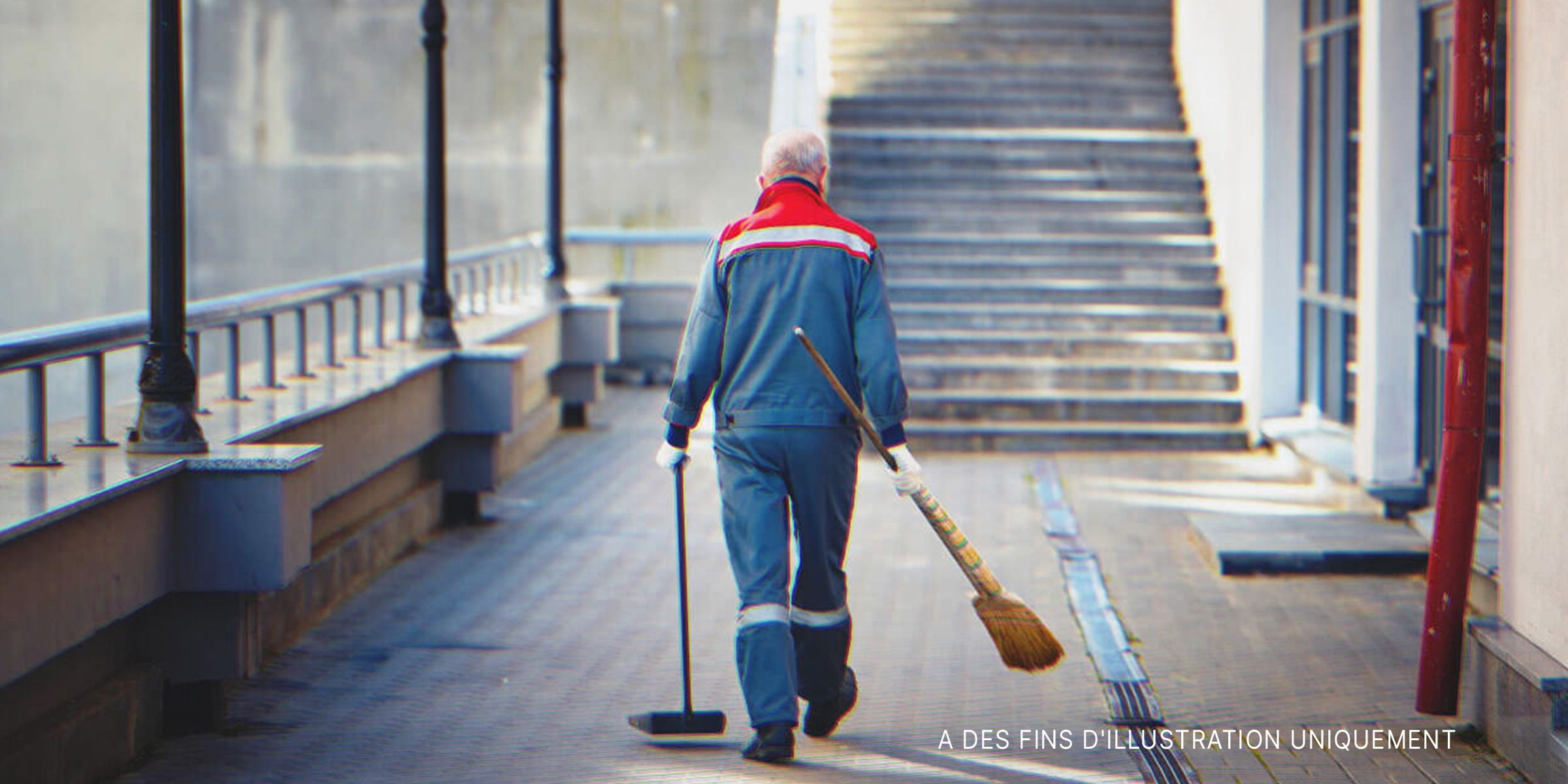 Un concierge marchant avec des produits de nettoyage essentiels | Source : Shutterstock
