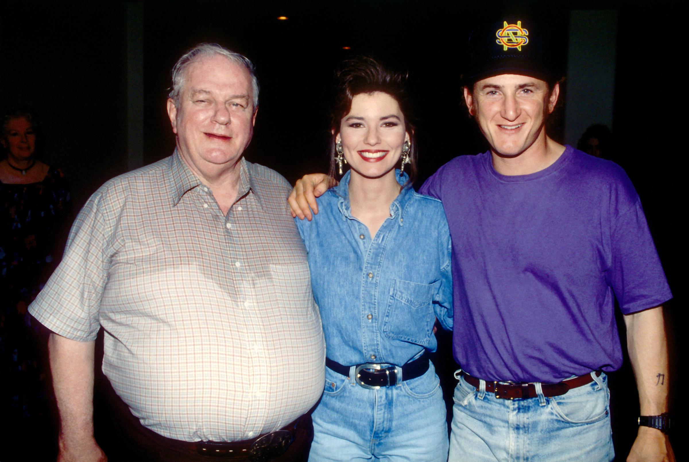 Charles Durning, Shania Twain et Sean Penn sur le plateau de tournage du clip de Twain "Dance with the One That Brought You", vers mai 1993, à Los Angeles, Californie. | Source : Getty Images