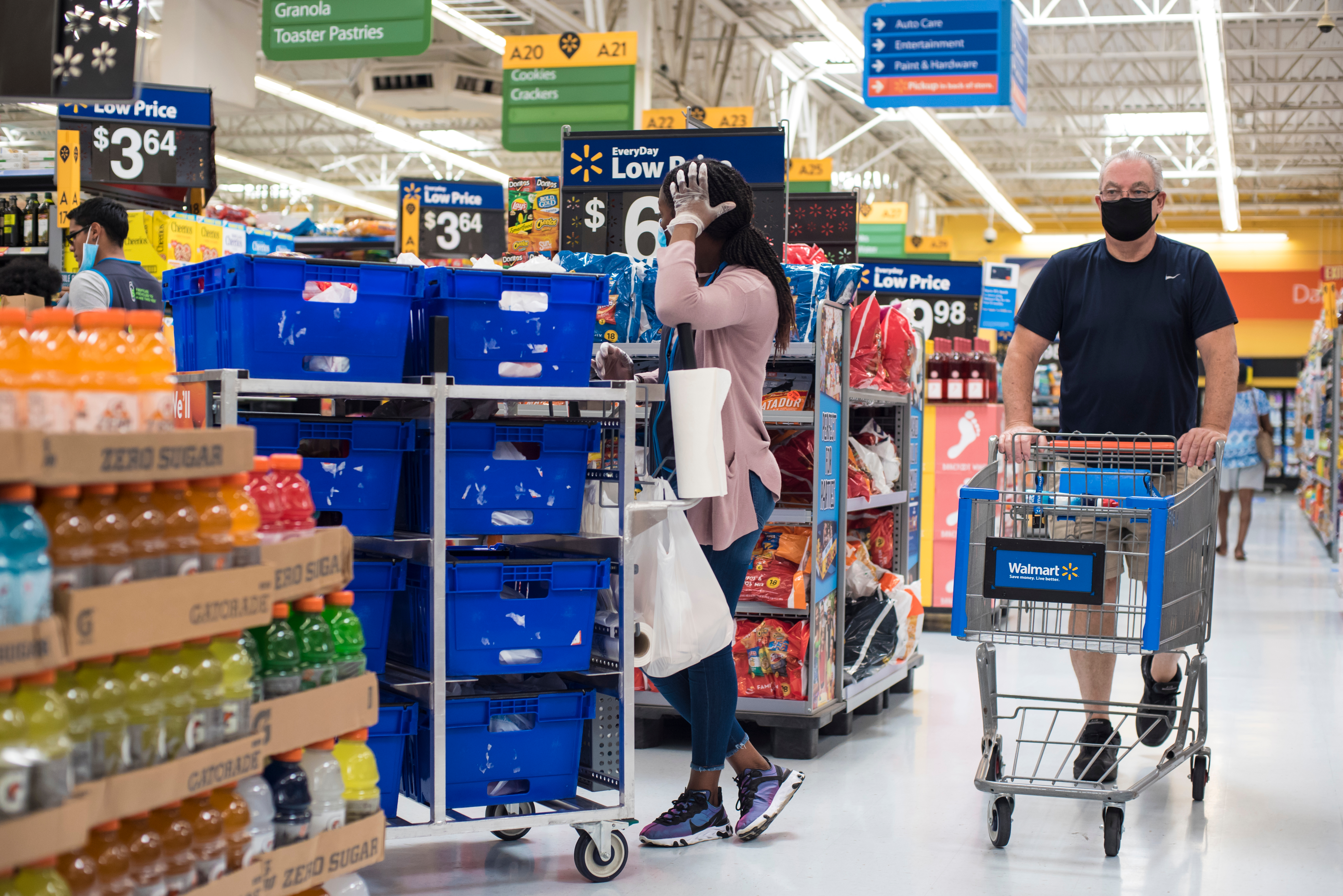 Des personnes faisant leurs courses chez Walmart | Source : Shutterstock