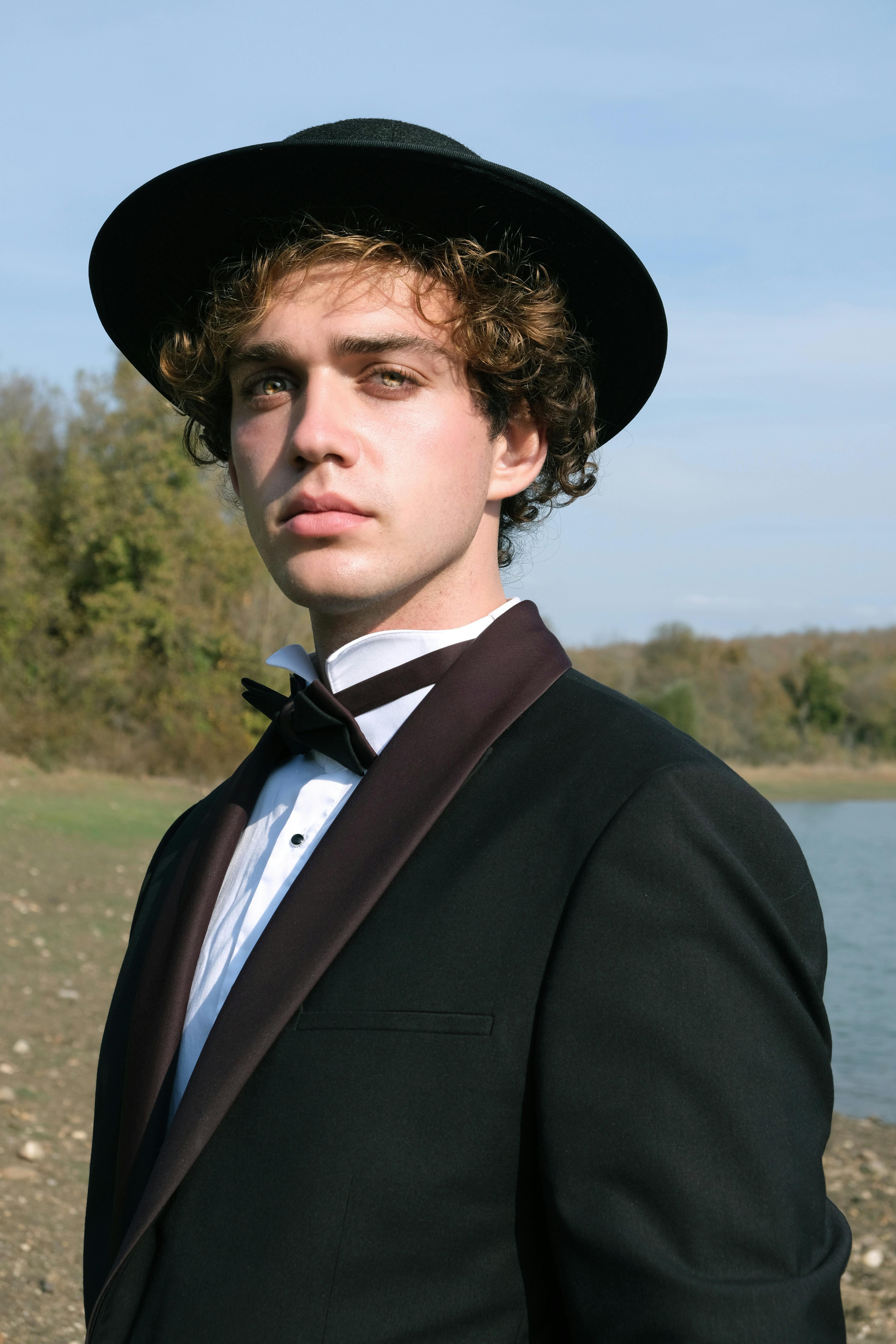 Un adolescent sérieux qui a l'air pimpant dans un costume | Source : Pexels