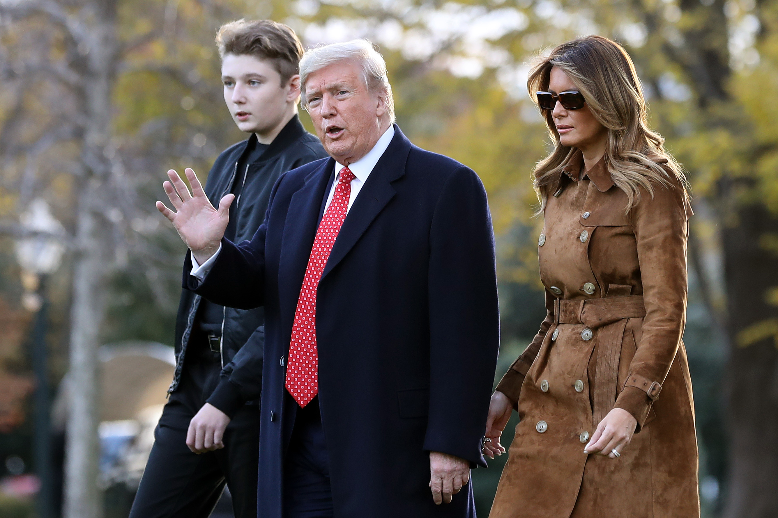 Barron, Donald et Melania Trump photographiés traversant la pelouse sud avant de quitter la Maison-Blanche à bord de Marine One le 26 novembre 2019, à Washington, D.C. | Source : Getty Images