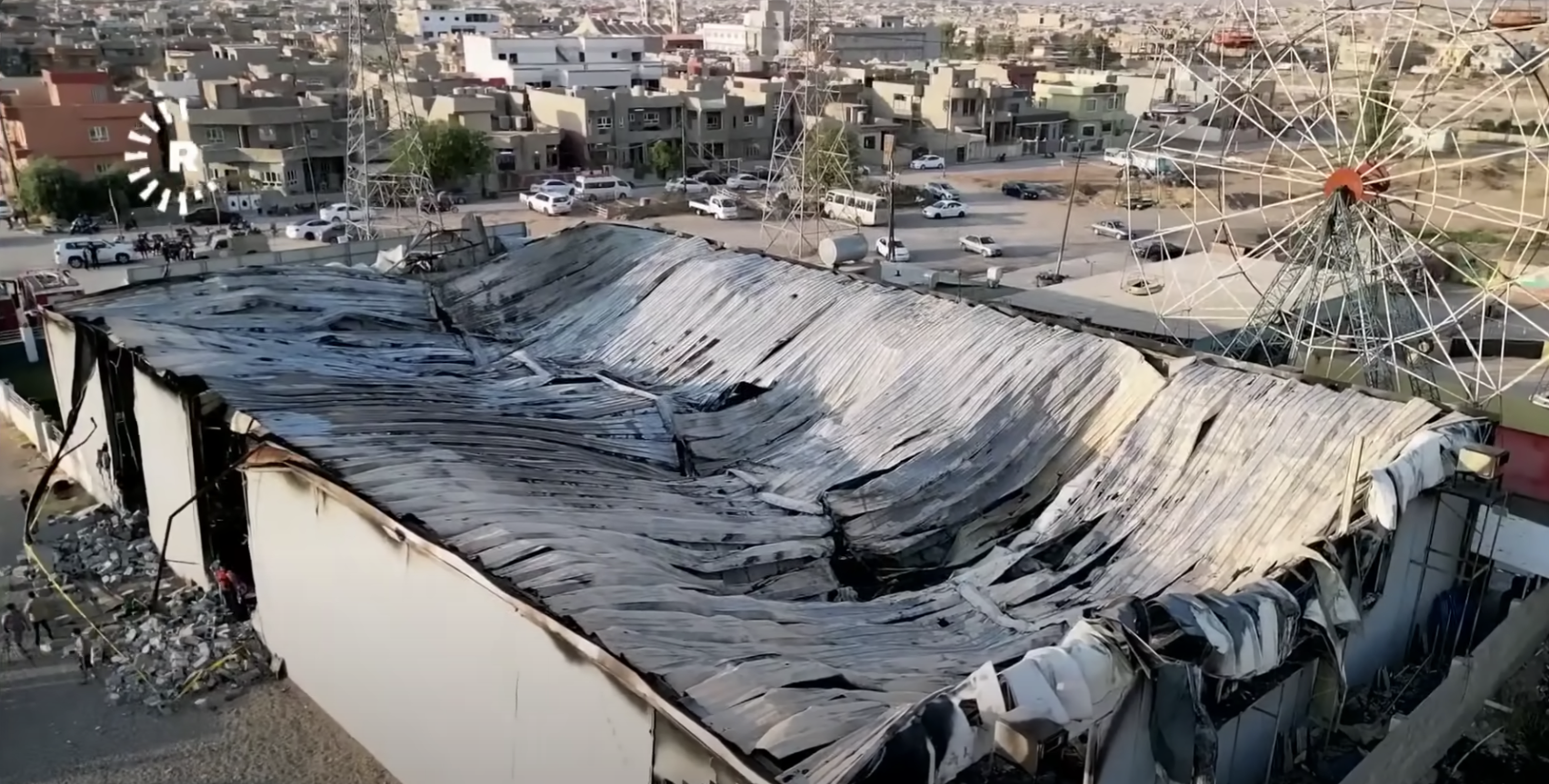 Le toit effondré du lieu de mariage de Haneen et Revan Isho | Source : YouTube.com/@SkyNews