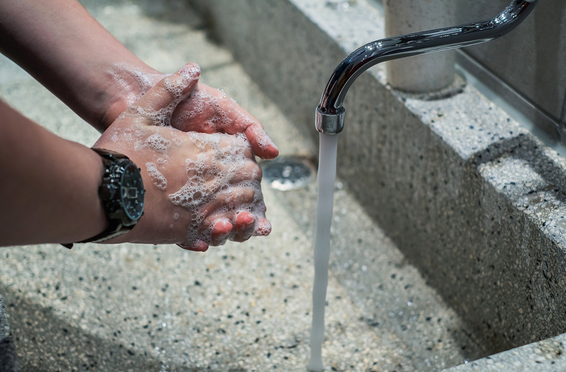 Une personne qui se lave les mains. | Photo : Pixabay