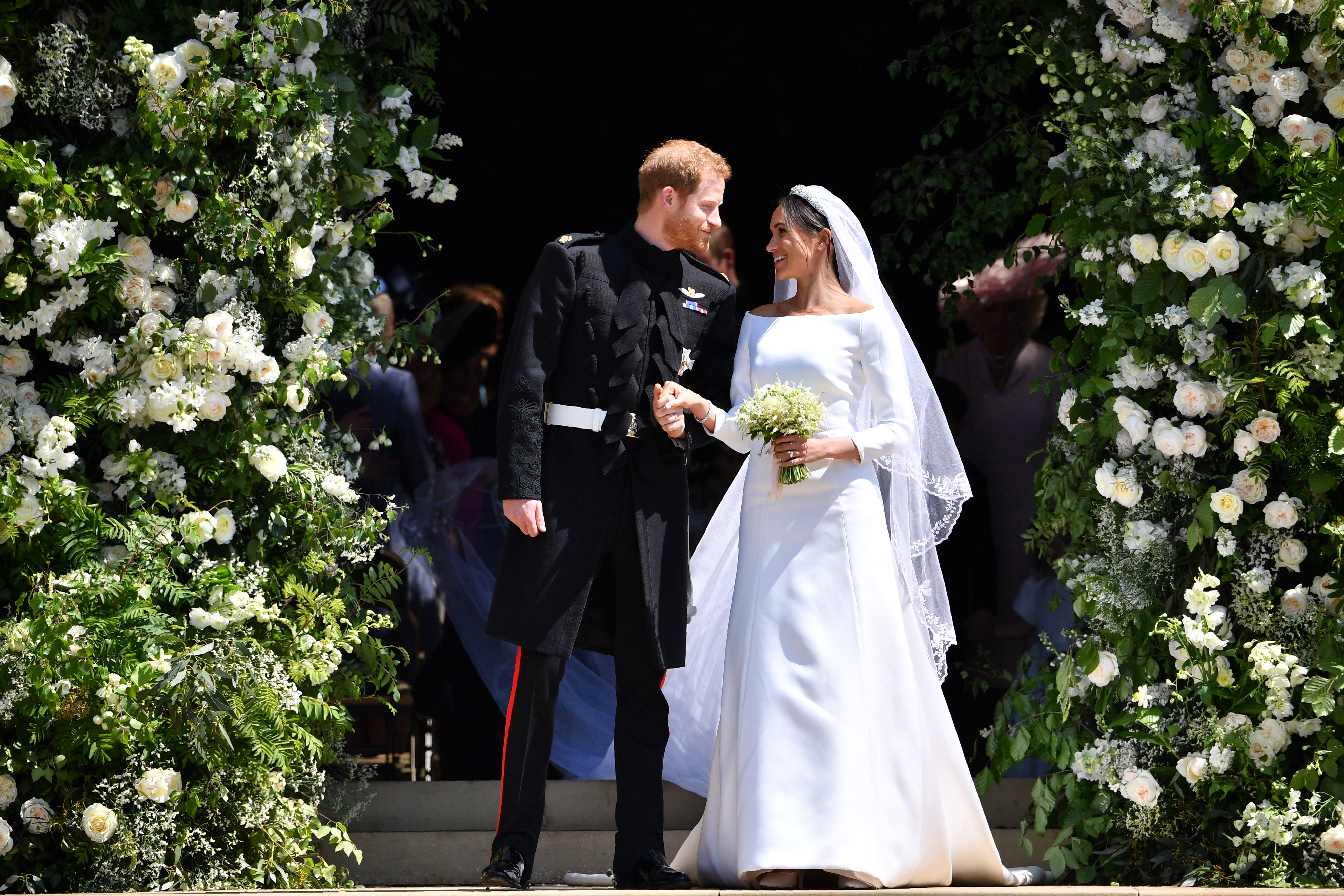 Le prince Harry et Meghan Markle à l'extérieur de la chapelle Saint-George, au château de Windsor, le 19 mai 2018 | Source : Getty Images