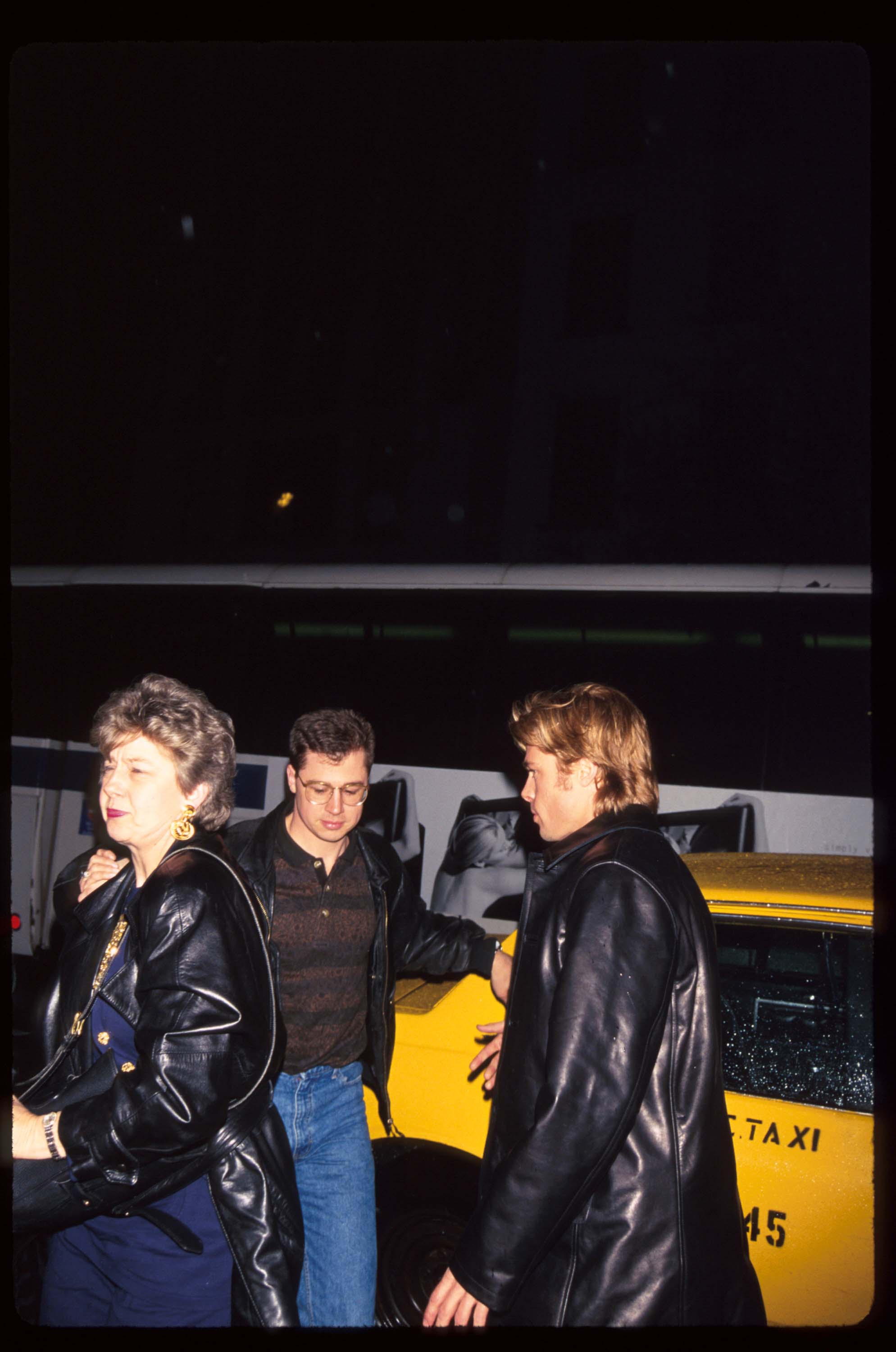Brad Pitt, accompagné de sa mère et de son frère, arrive au Morgan's Bar le 28 mars 1996, à New York | Source : Getty Images