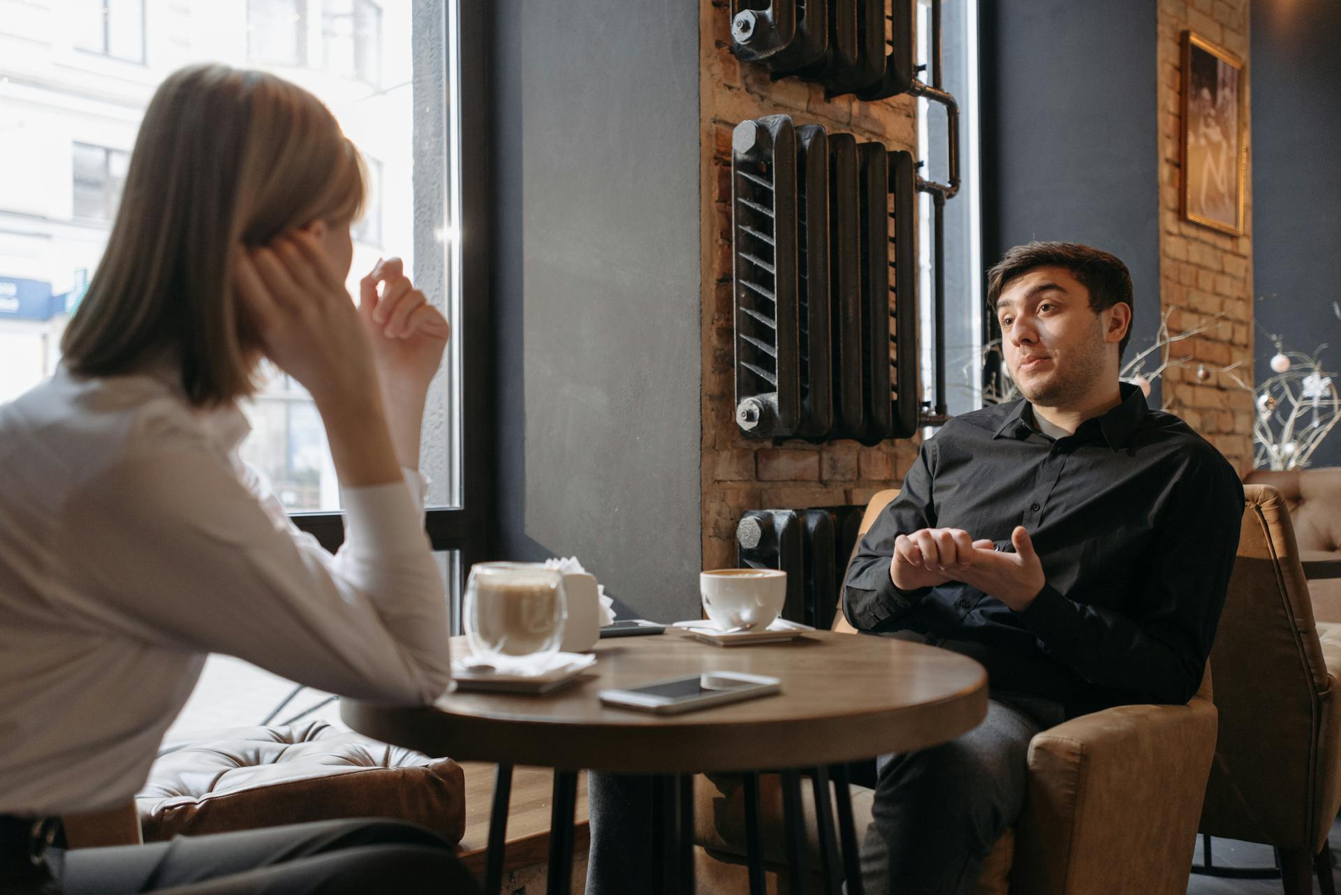 Paar sitzt in einem Café | Quelle: Pexels