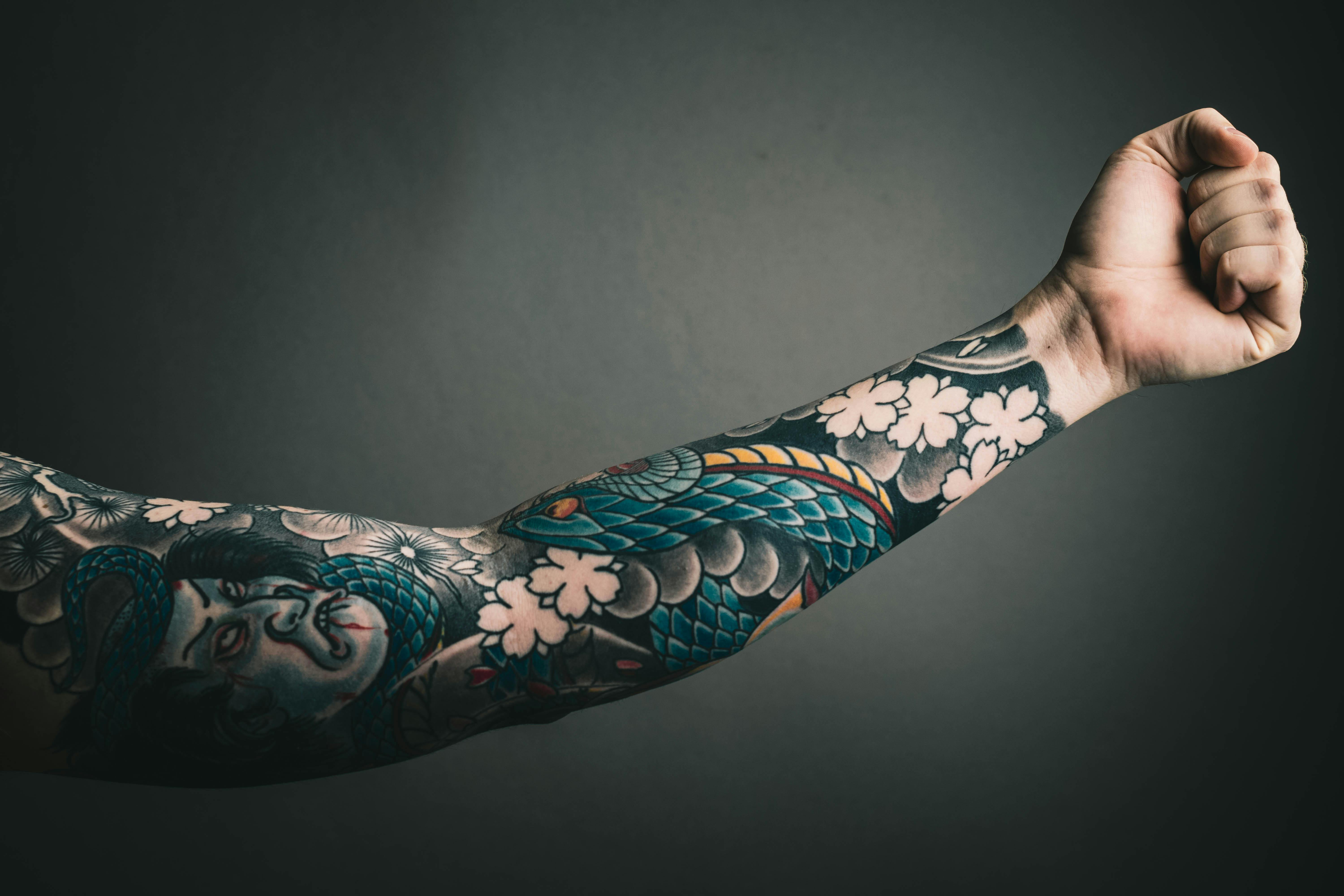 Un tatouage sur la manche | Source : Pexels