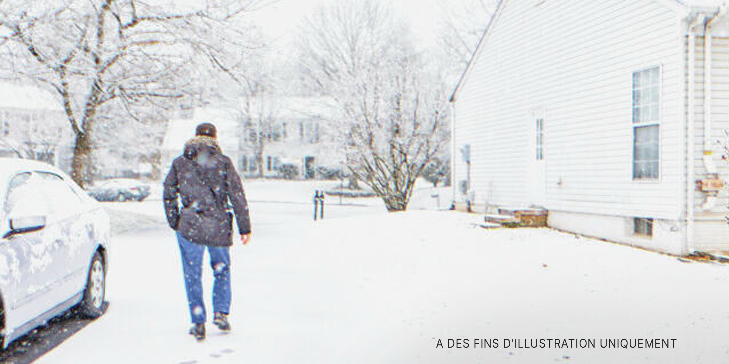 Homme marchant par temps de neige. | Source : Shutterstock