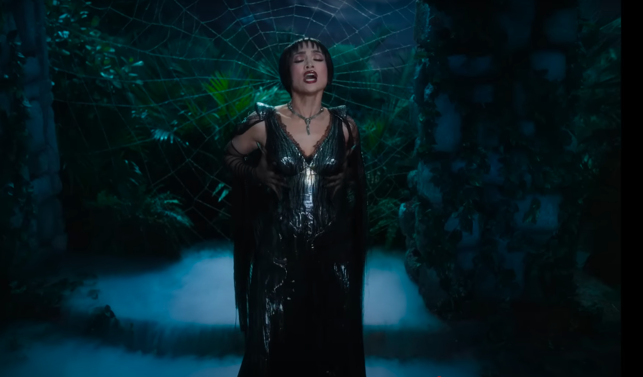 Jennifer Lopez chantant dans le rôle d'Ingrid Luna dans "Kiss of the Spider Woman". | Source : YouTube/Jennifer Lopez