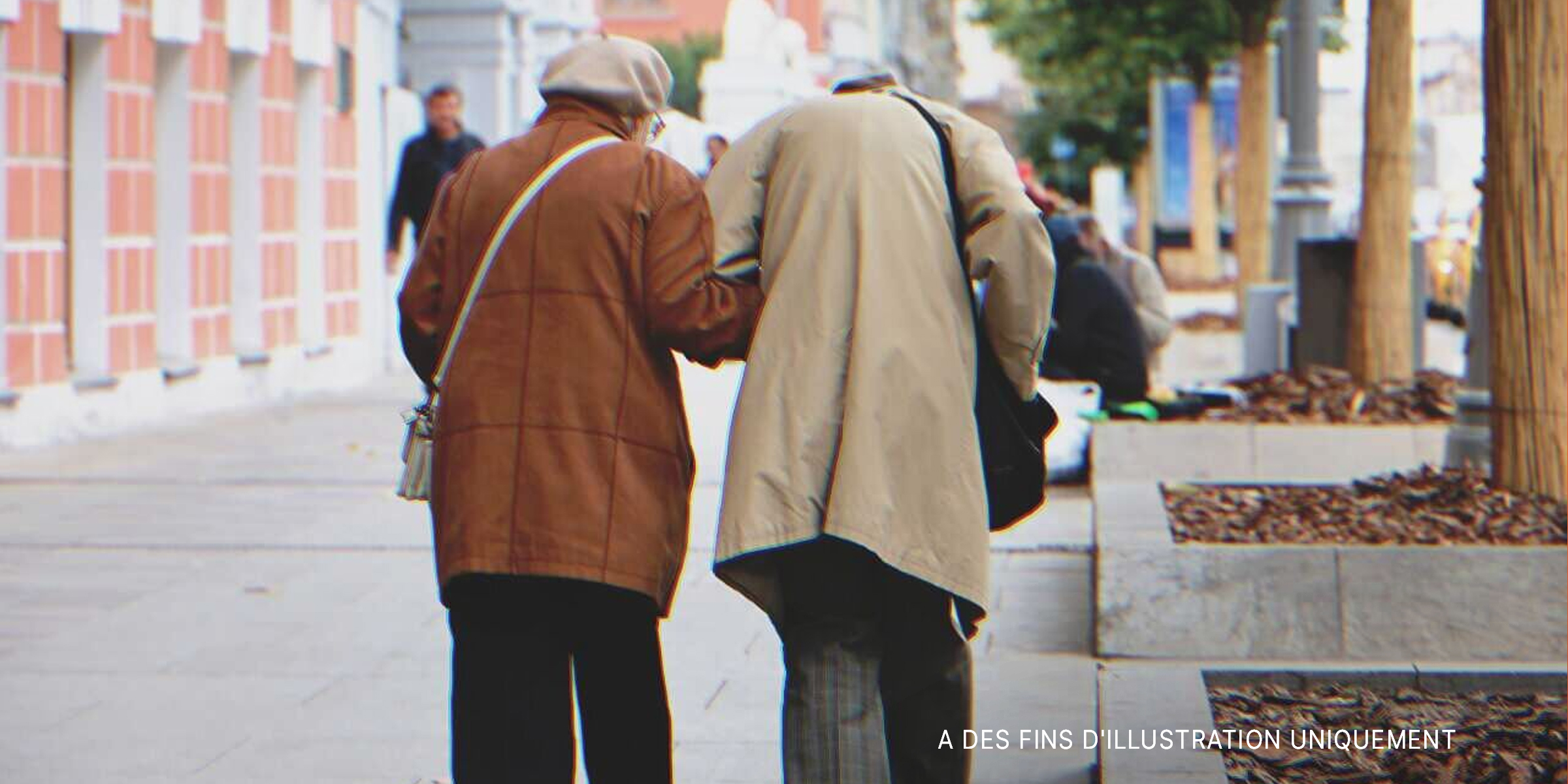 Couple âgé marchant main dans la main | Source : Shutterstock