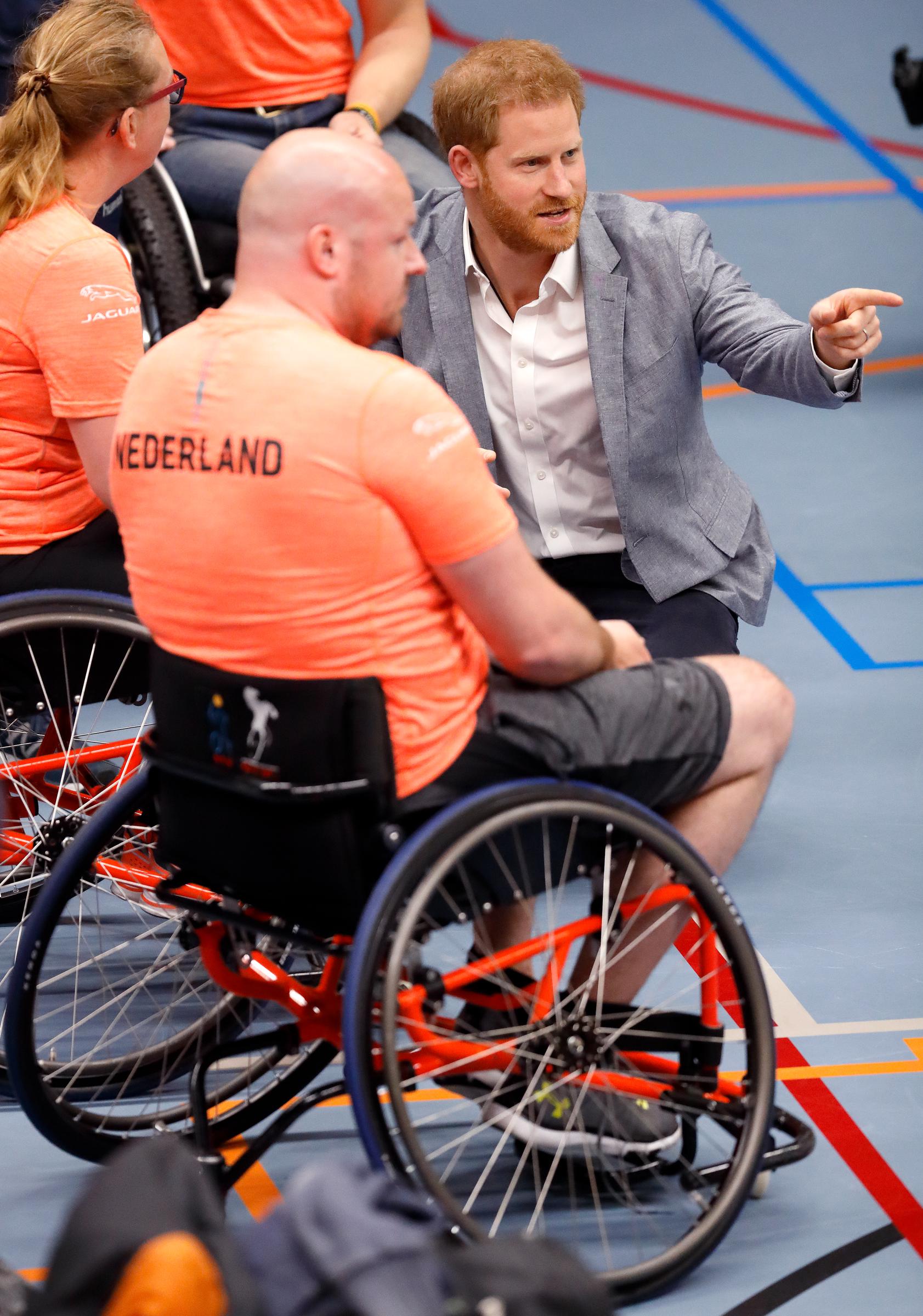 Le prince Harry rencontre des concurrents néerlandais lors de sa visite au Sportcampus Zuiderpark à l'occasion du lancement officiel des Invictus Games The Hague 2020 à La Haye, aux Pays-Bas, le 9 mai 2019 | Source : Getty Images