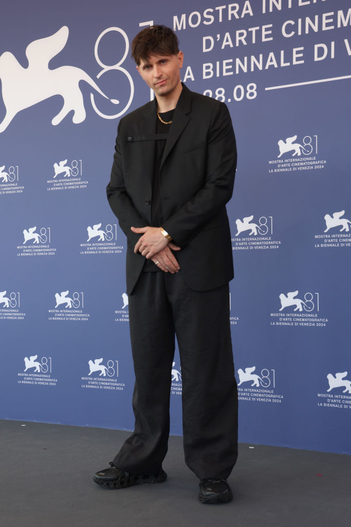 Raphaël Quenard assiste au photocall de L'Attachement lors du 81e Festival international du film de Venise au Palazzo del Casino le 3 septembre 2024 à Venise, en Italie I Photo par Vittorio Zunino Celotto I Source : Getty Images
