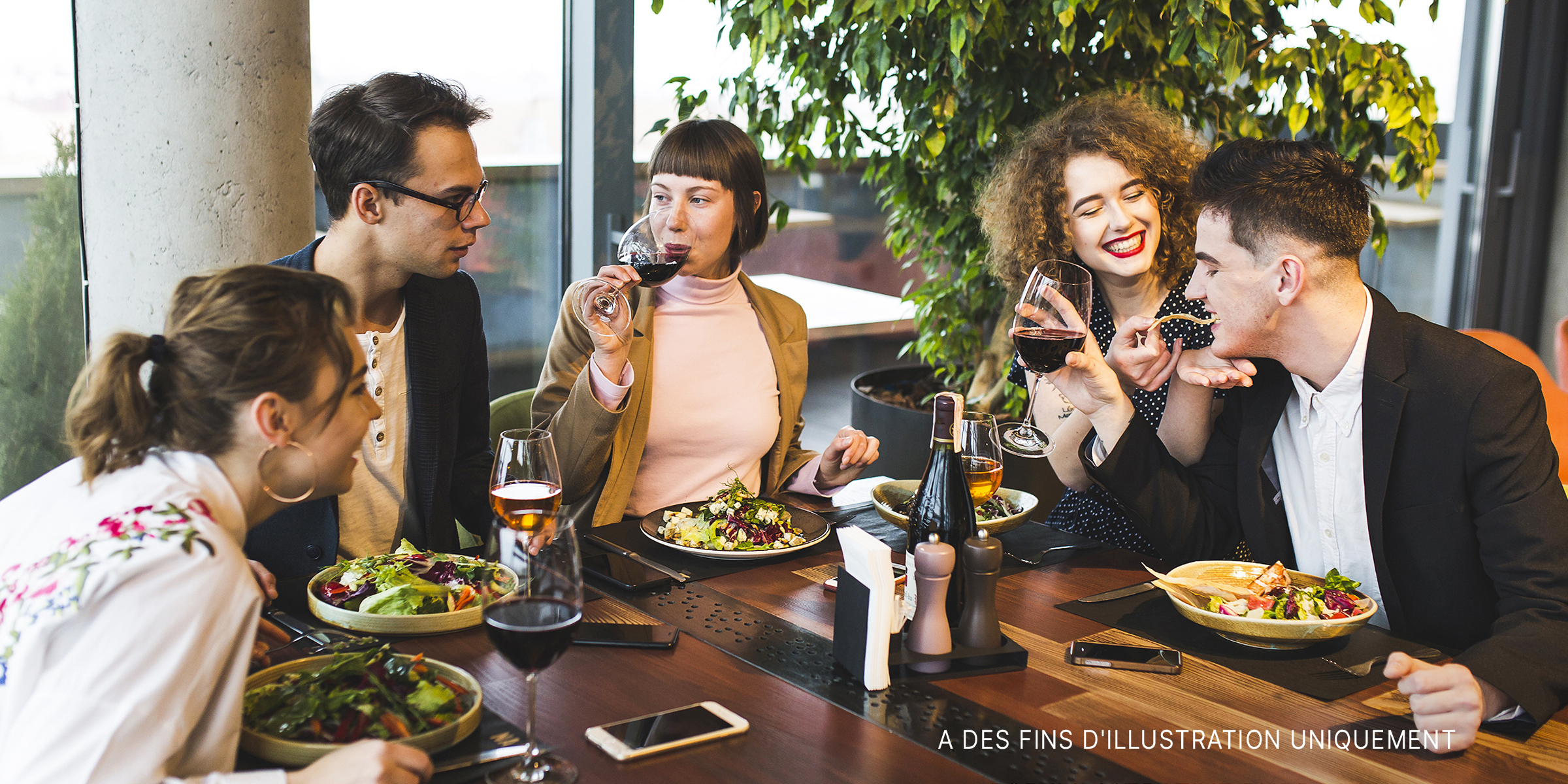 Un groupe d'amis mangeant dans un restaurant | Source : Freepik