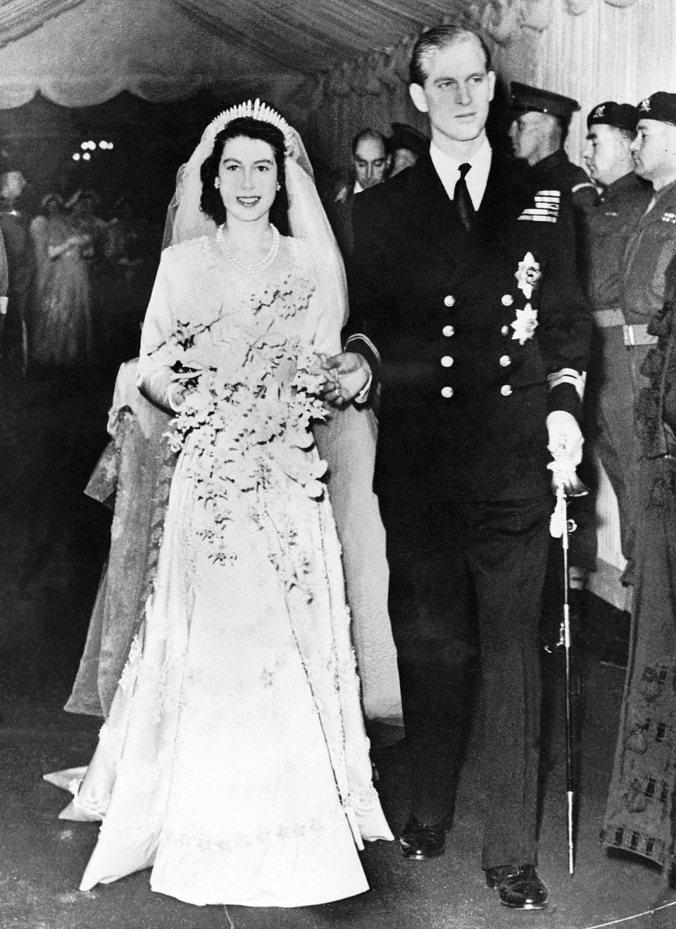 La Reine Elizabeth et le duc d'Édimbourg après la cérémonie de mariage. | Photo : Getty Images