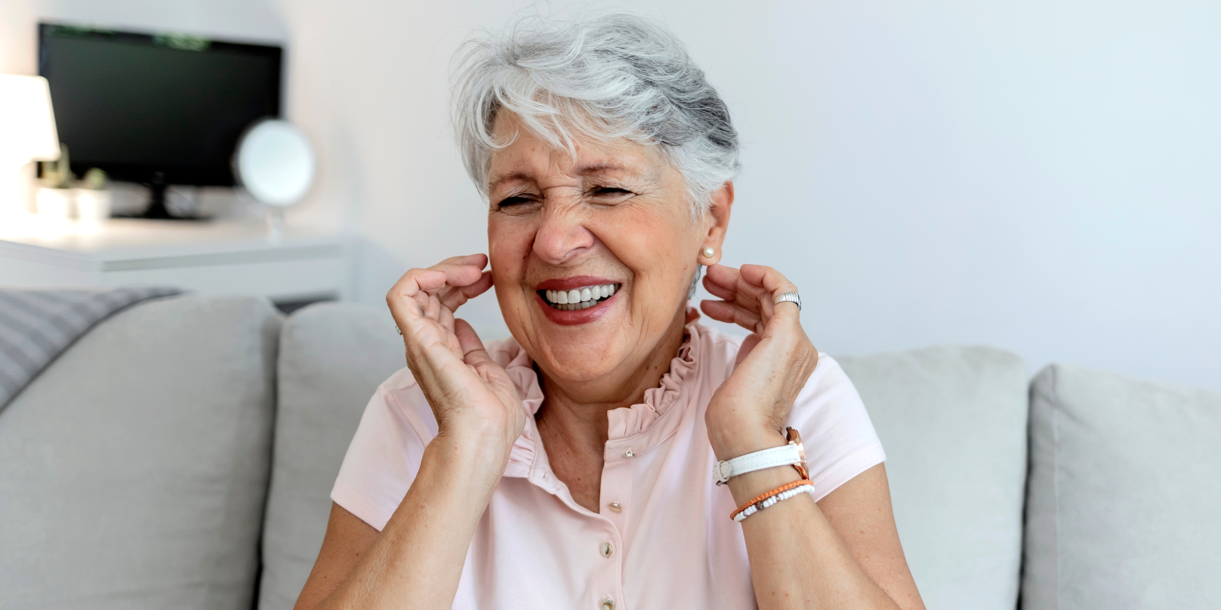 Une femme âgée heureuse | Source : Shutterstock