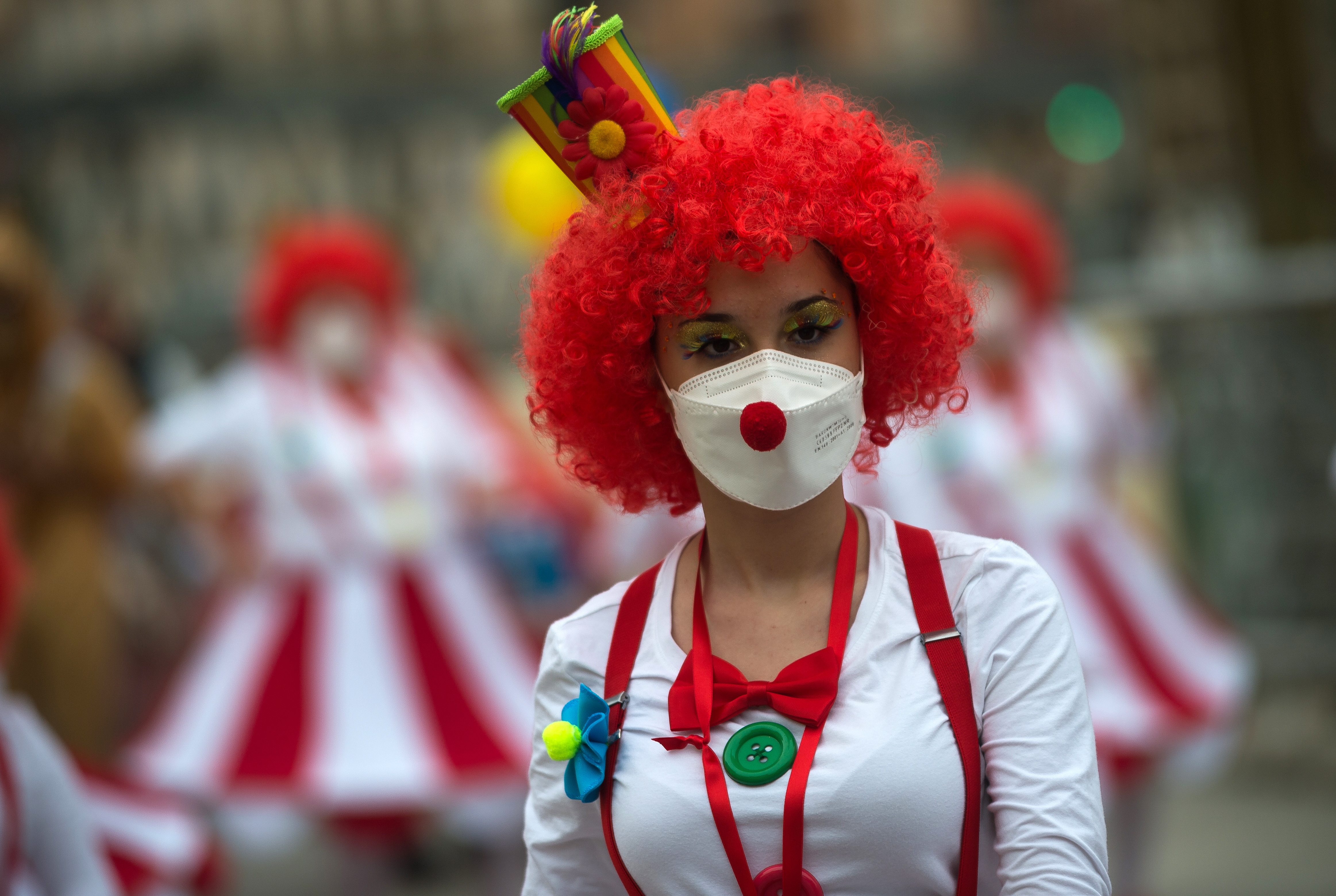 Une femme habillée en clown. | Source : Getty Images