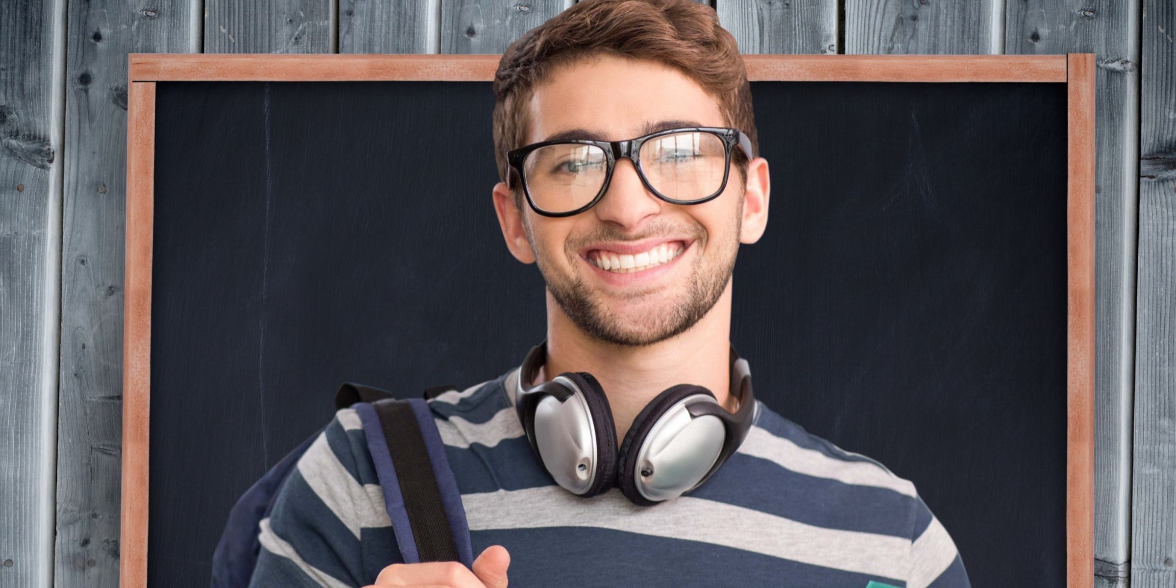 Un jeune homme à lunettes | Source : Magnific