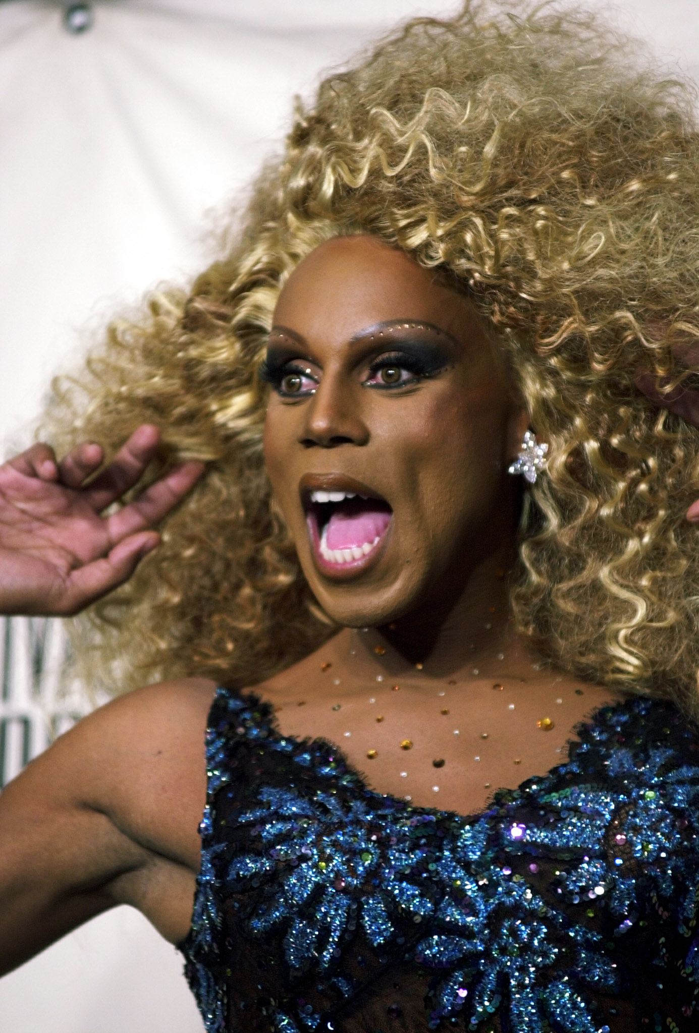 RuPaul pose dans les coulisses de "VH1 Divas 2000 : A Tribute to Diana Ross" à New York le 9 avril 2000 | Source : Getty Images