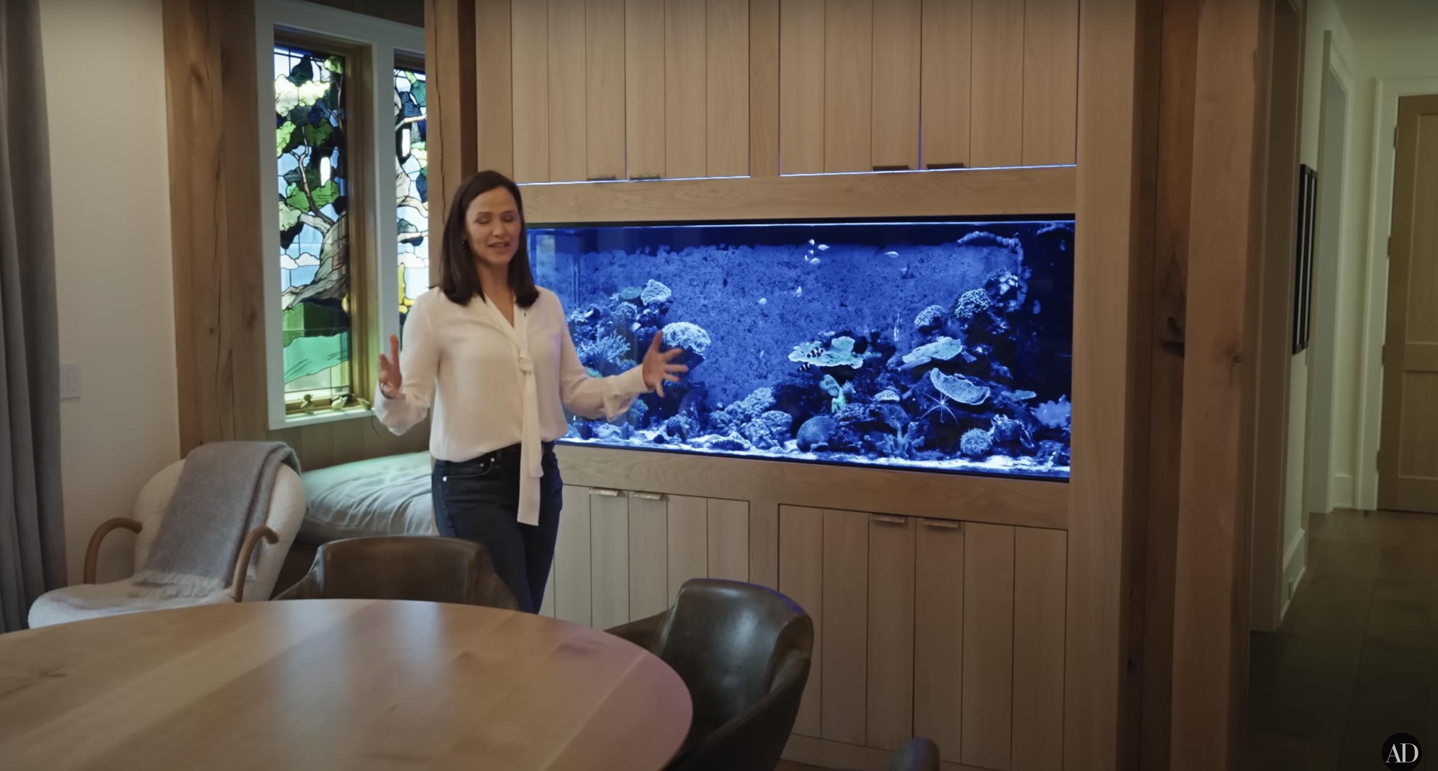 Jennifer Garner montre son aquarium, daté du 3 septembre 2024 | Source : YouTube/@Archdigest