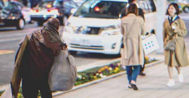 Un sans-abri marchant dans la rue | Source: Shutterstock
