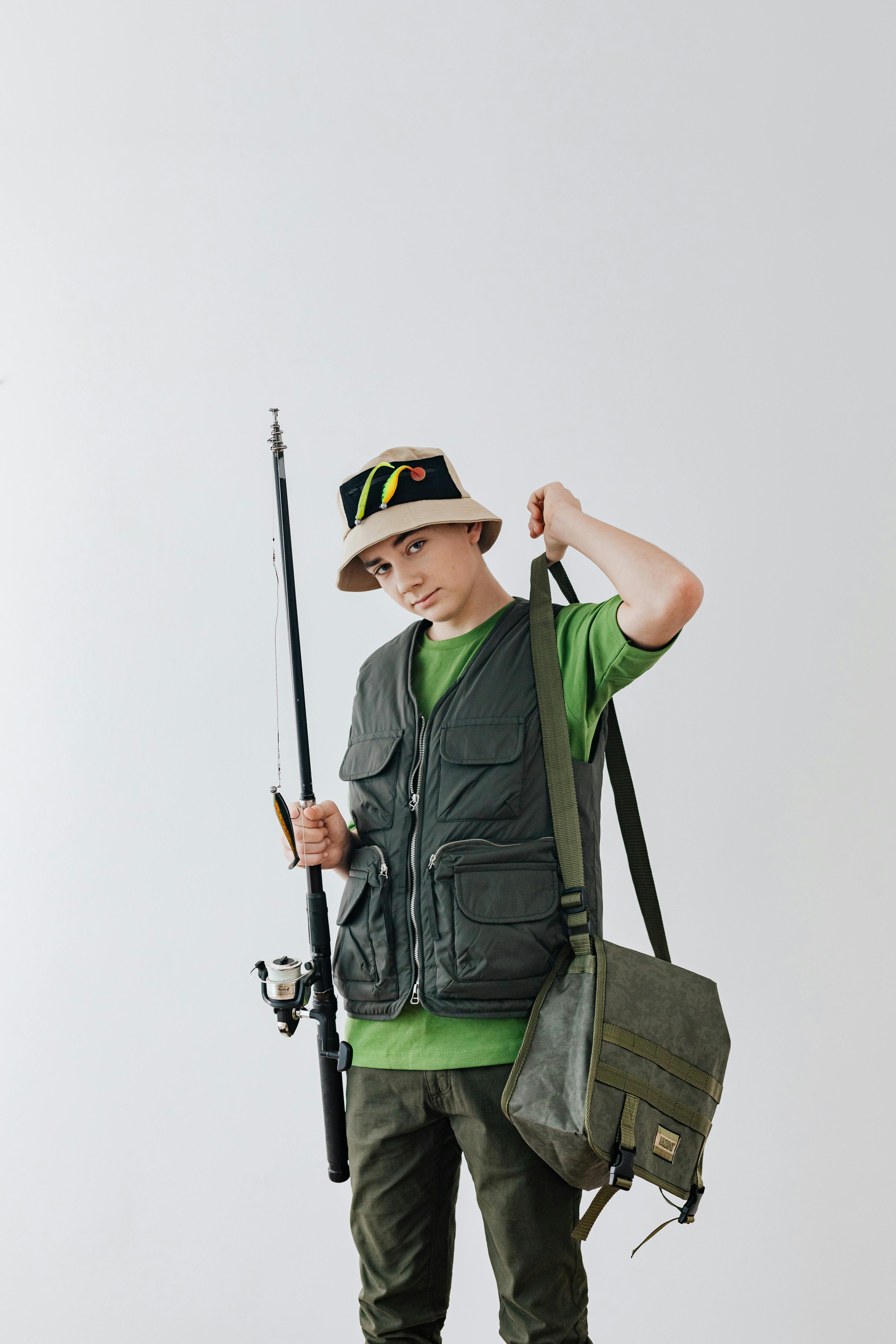 Un garçon tenant une canne à pêche | Source : Pexels