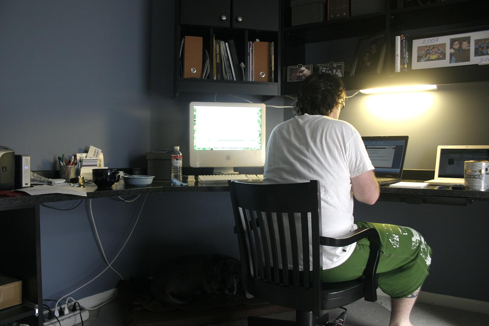 Un homme utilisant un ordinateur portable à la maison | Source : Flickr