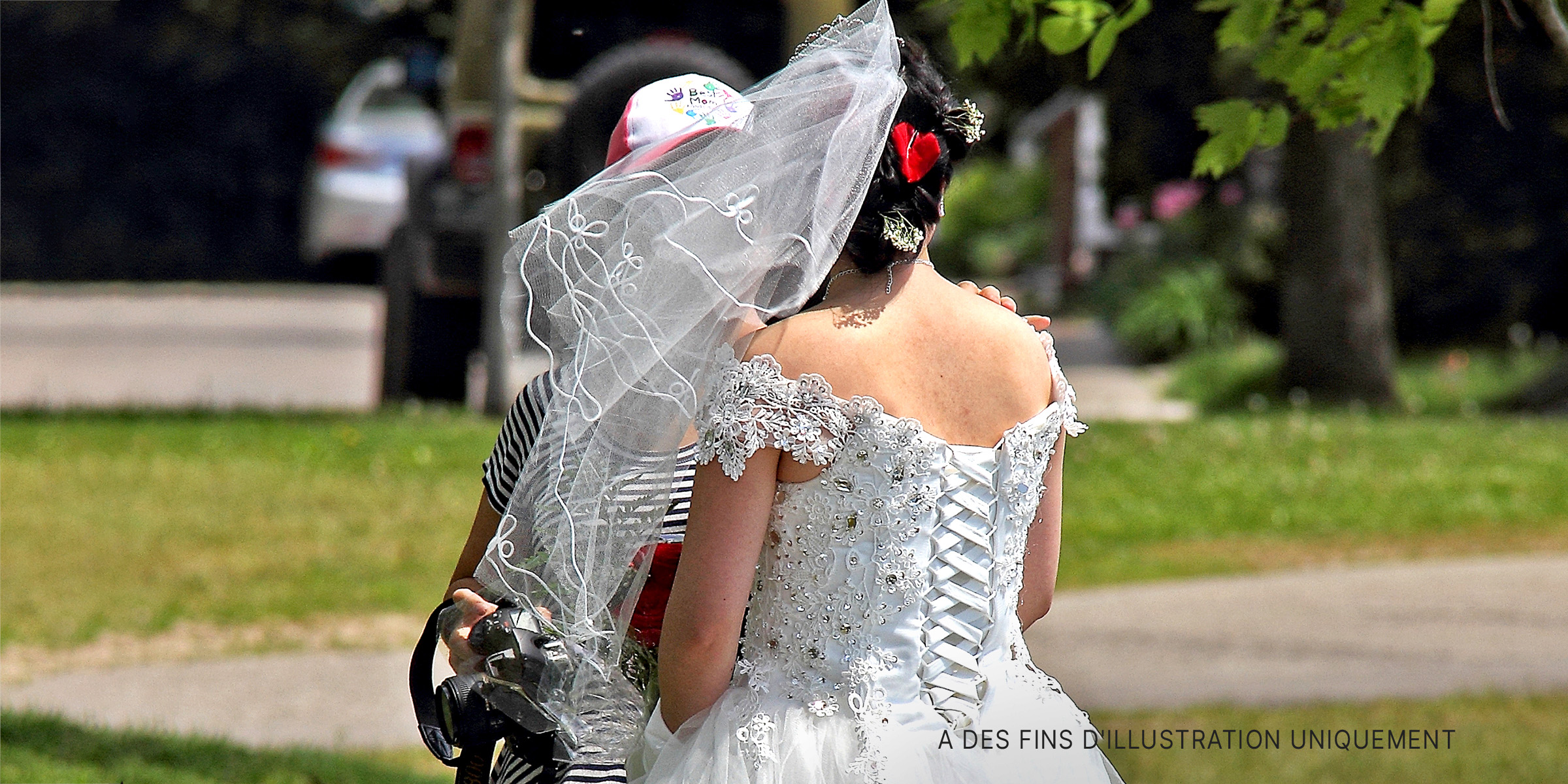 Vue arrière d'une mariée en plein air | Source : flickr.com/sue90ca/CC BY-ND 2.0