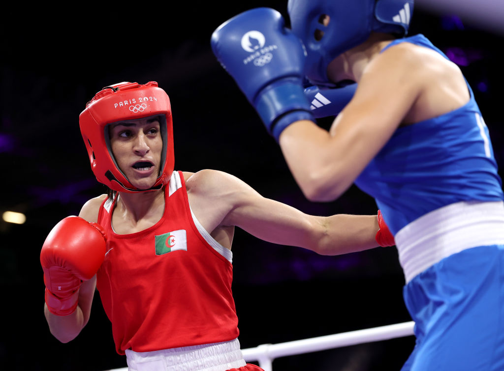 Imane Khelif, de l'équipe d'Algérie, frappe Angela Carini, de l'équipe d'Italie, lors du match préliminaire des moins de 66 kg, le sixième jour des Jeux olympiques de Paris 2024 à la North Paris Arena, le 1er août 2024 à Paris, en France.