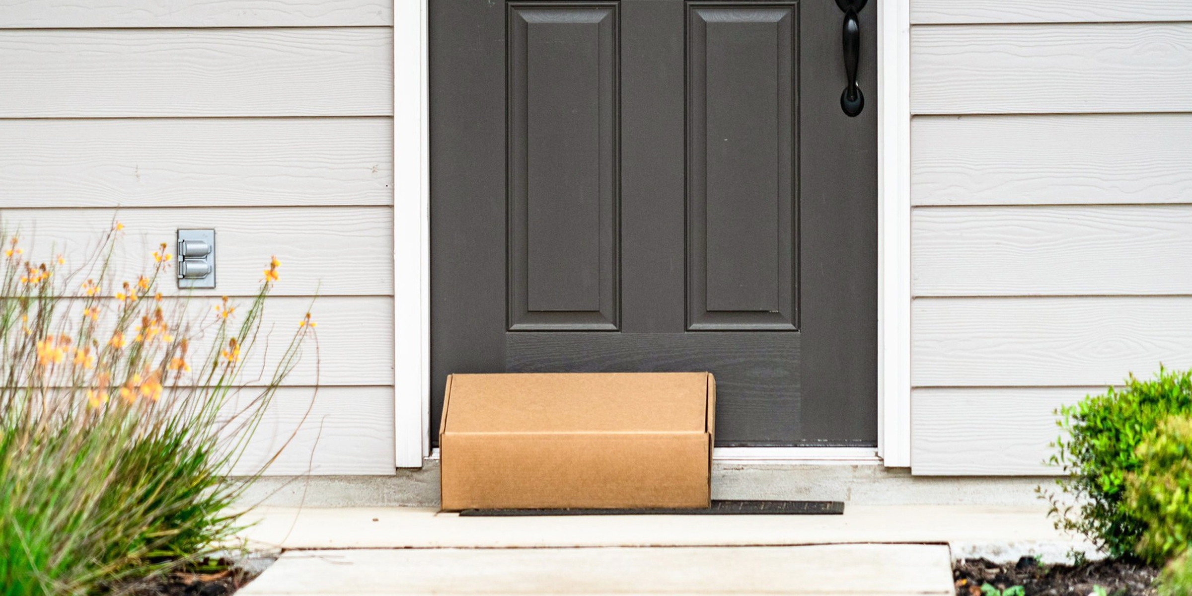 Une boîte en carton devant une porte d'entrée | Source : Shutterstock