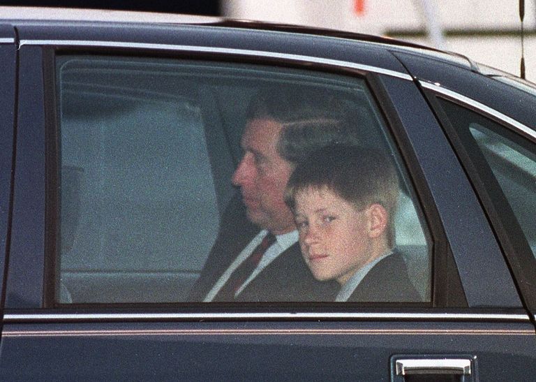 Le Prince Harry et son père, le Prince Charles, photographiés alors qu'ils quittent en voiture l'aéroport international de Vancouver au Canada. | Source : Getty Images