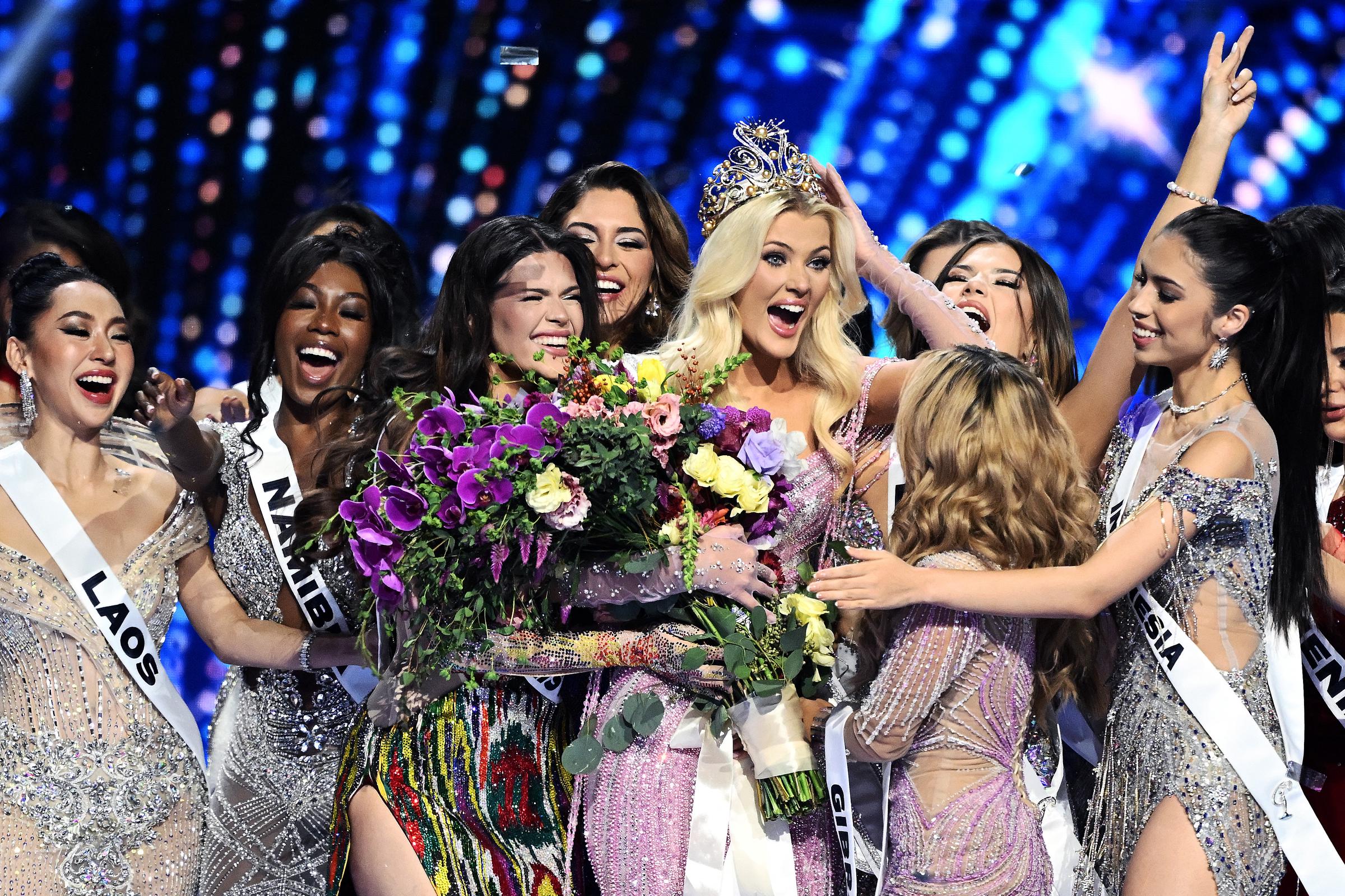 La nouvellement couronnée Miss Univers 2024, Victoria Kjaer Theilvig (C) du Danemark, réagit alors qu'elle célèbre au milieu des autres participantes à Mexico le 16 novembre 2024 | Source : Getty Images