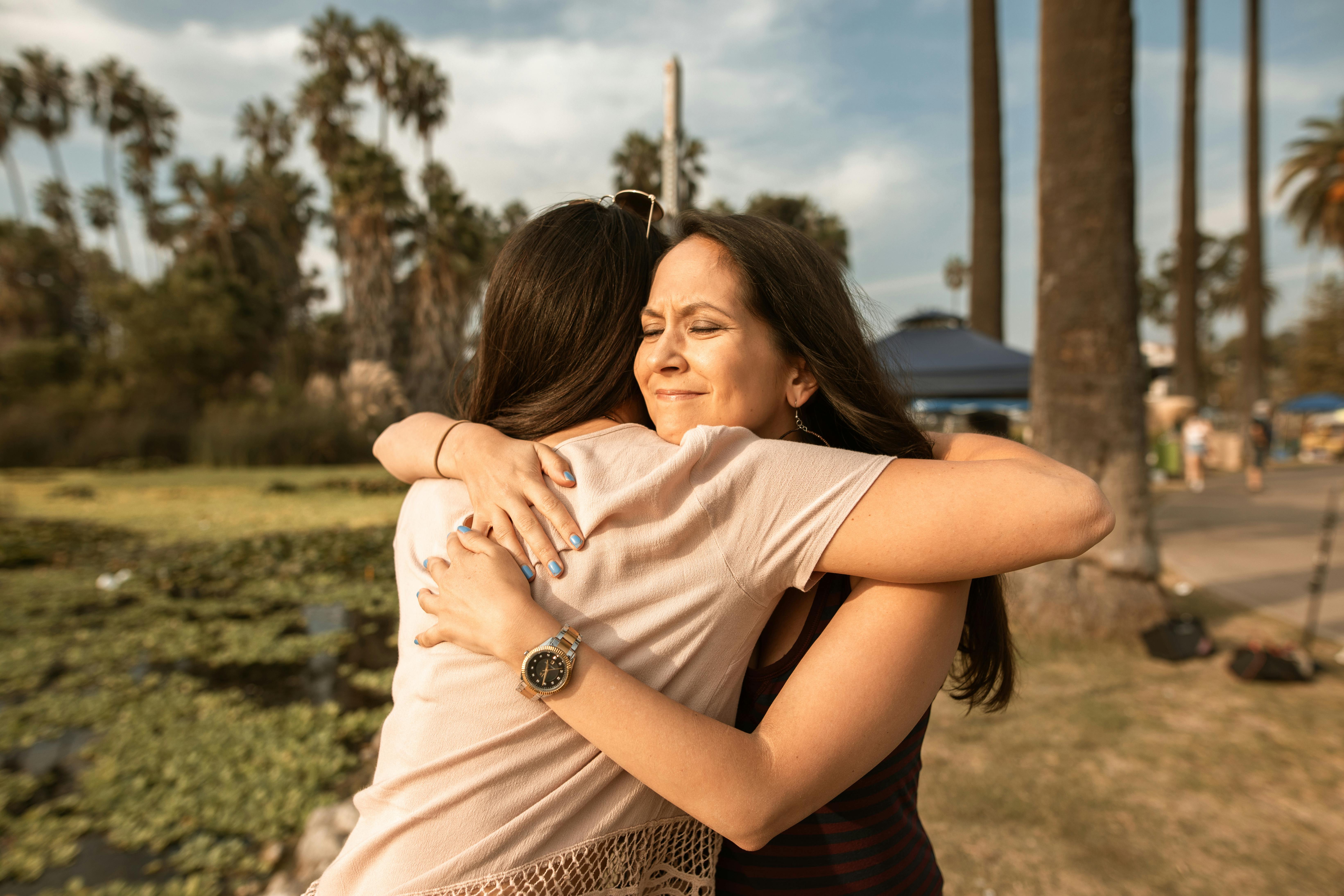 Deux femmes s'étreignent | Source : Mental Health America (MHA) sur Pexels