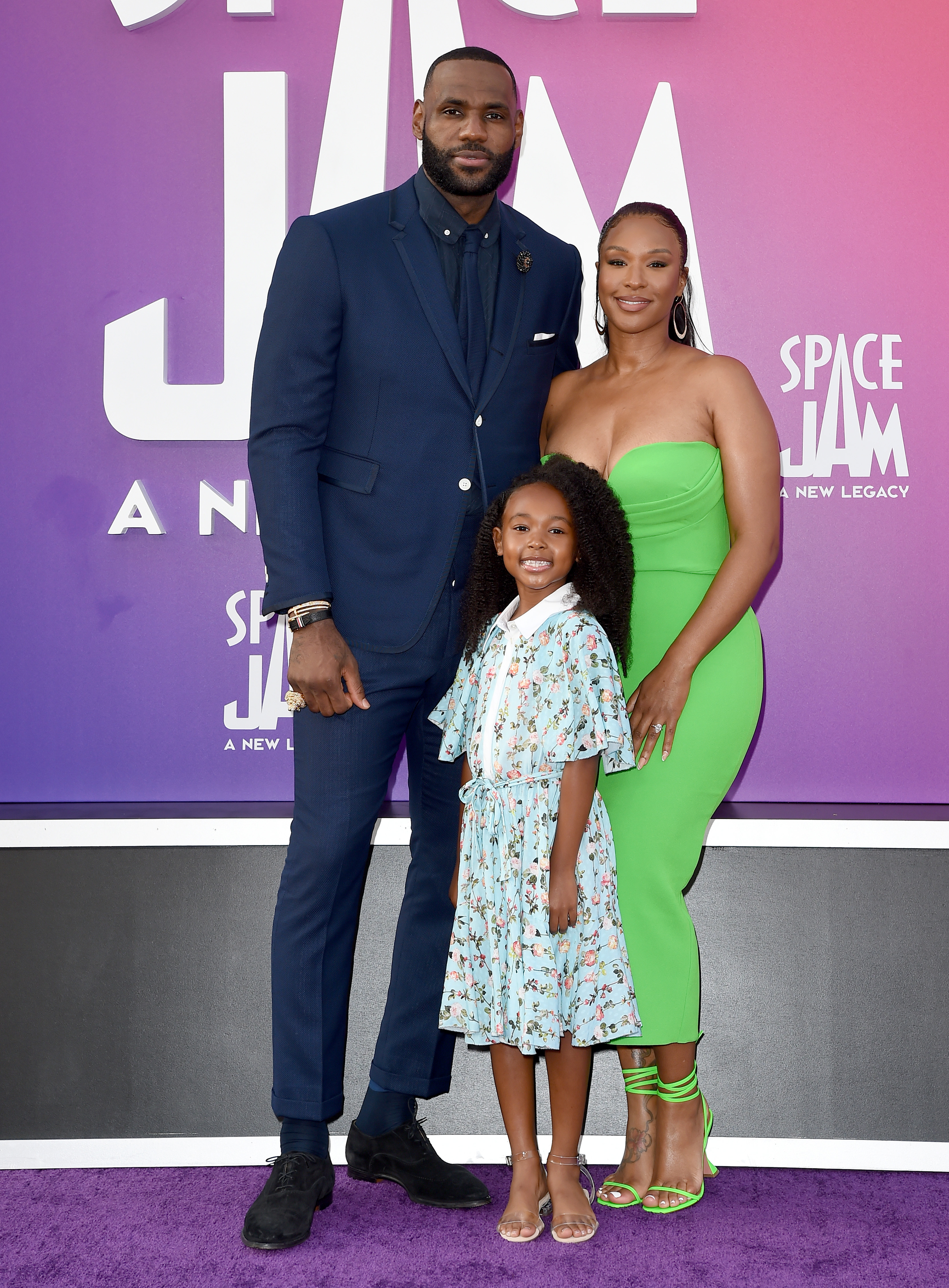LeBron James, sa femme Savannah et sa fille Zhuri James assistent à la première du film "Space Jam" de Warner Bros : Un nouvel héritage" au Regal LA Live le 12 juillet 2021 à Los Angeles, Californie | Source : Getty Images