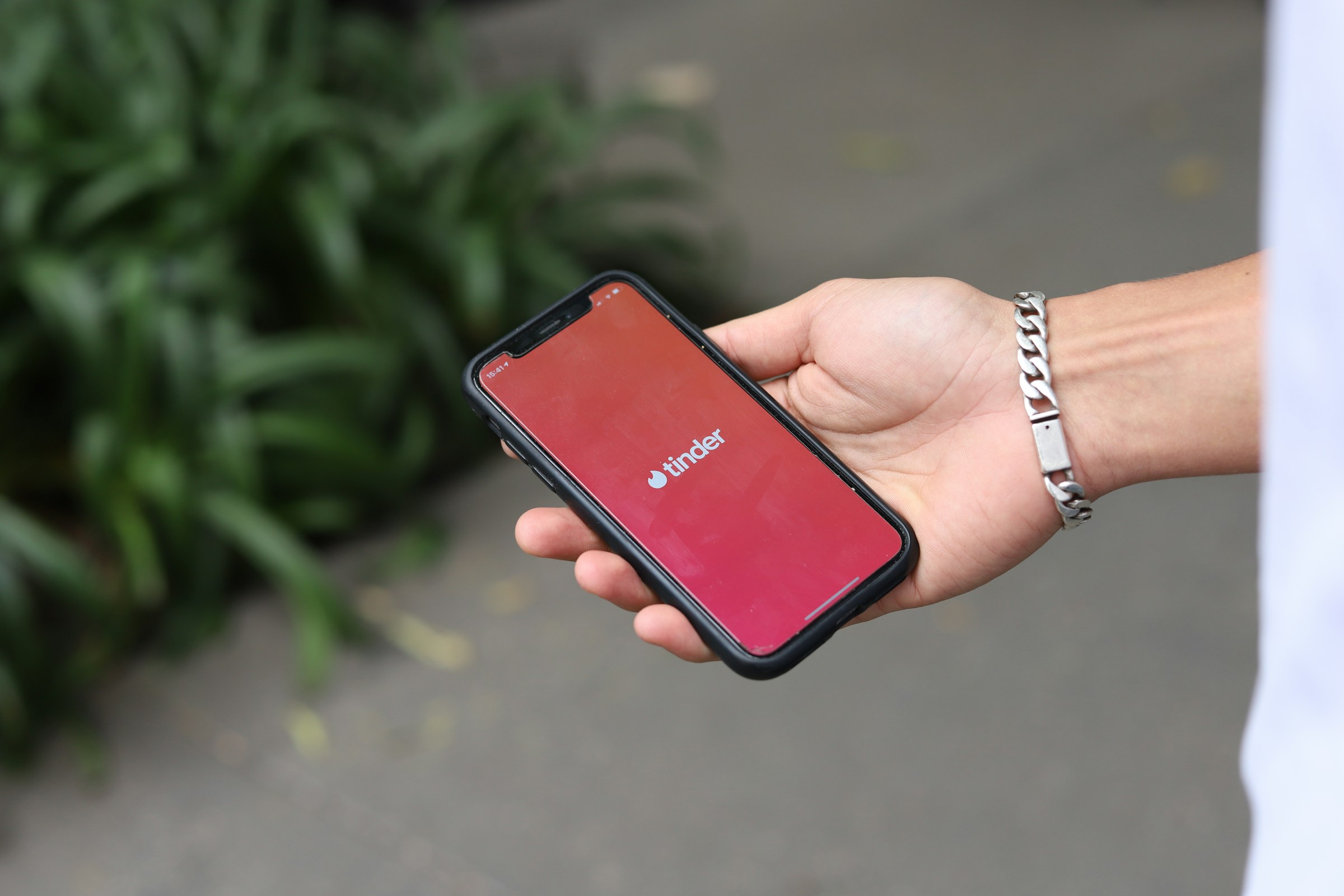 Une application de rencontre sur un téléphone | Source : Unsplash