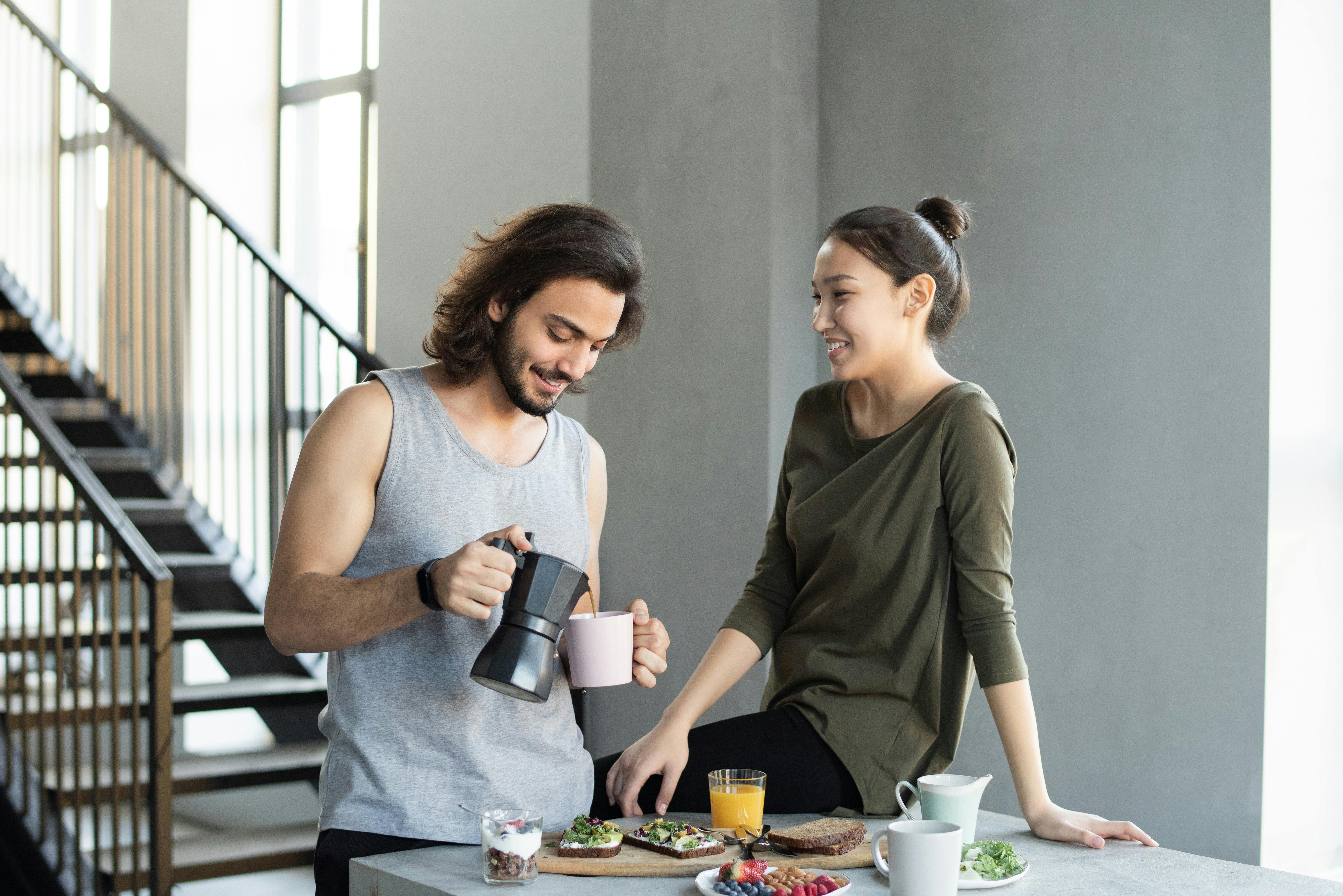 Un couple heureux prenant son petit déjeuner | Source : Pexels