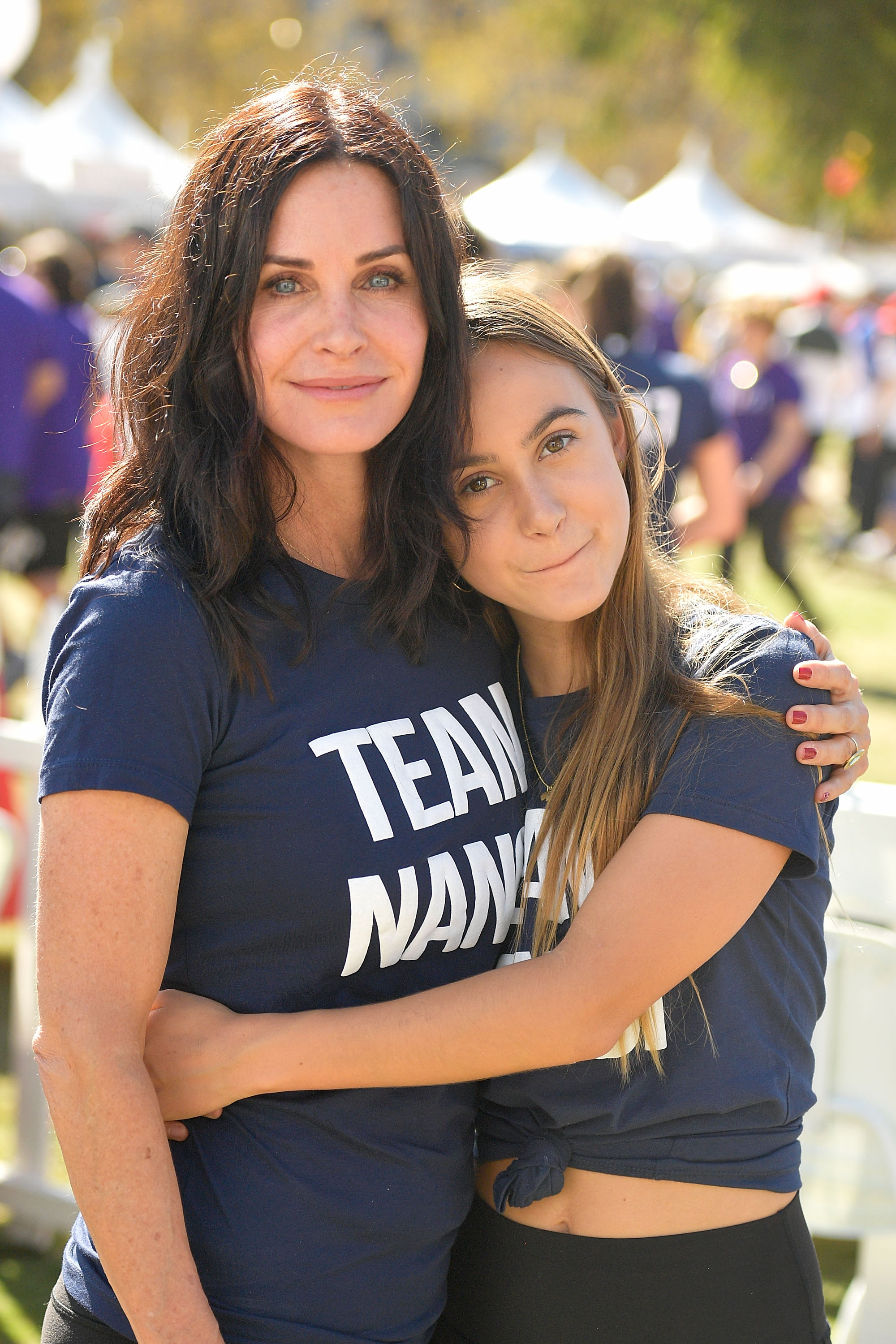 Courteney Cox et sa fille lors de la 15e marche annuelle du comté de LA pour vaincre la SLA, le 15 octobre 2017, à Los Angeles, en Californie. | Source : Getty Images