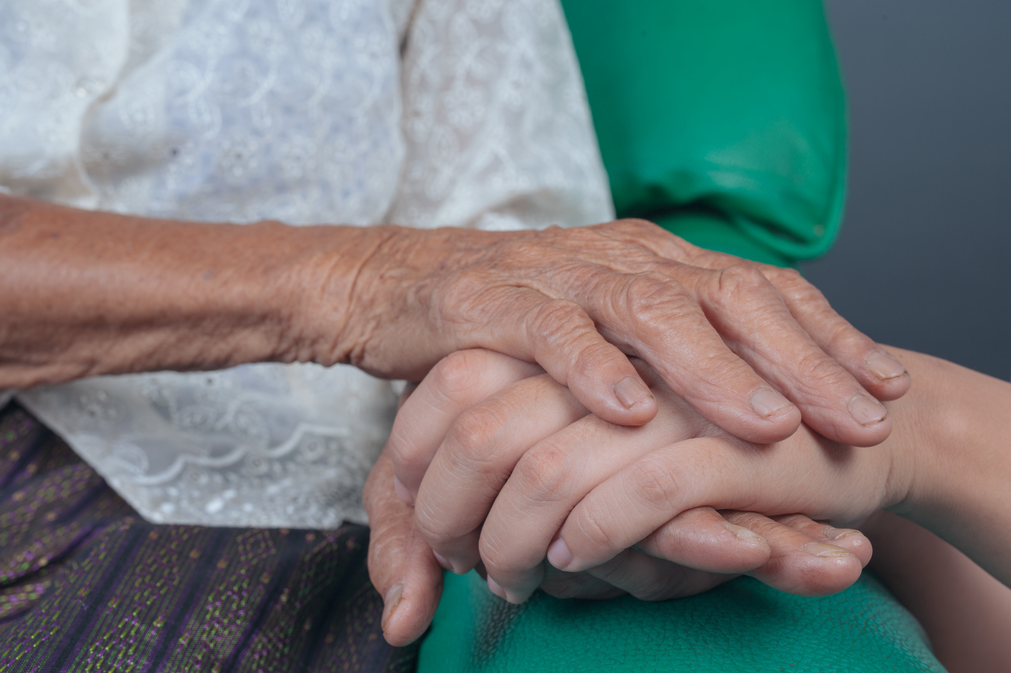 Une femme plus âgée tenant les mains d'une jeune femme | Source : Freepik