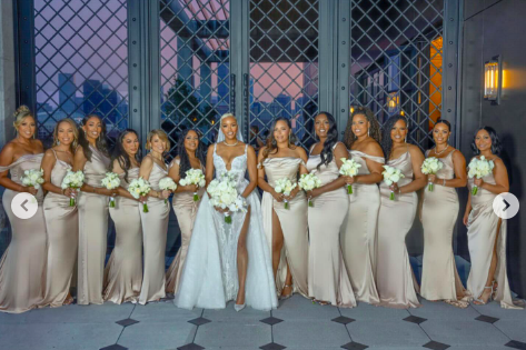 LeToya Luckett posant pour une photo avec ses demoiselles d'honneur le jour de son mariage, posté le 1er août 2024 | Source : Instagram/letoyaluckett