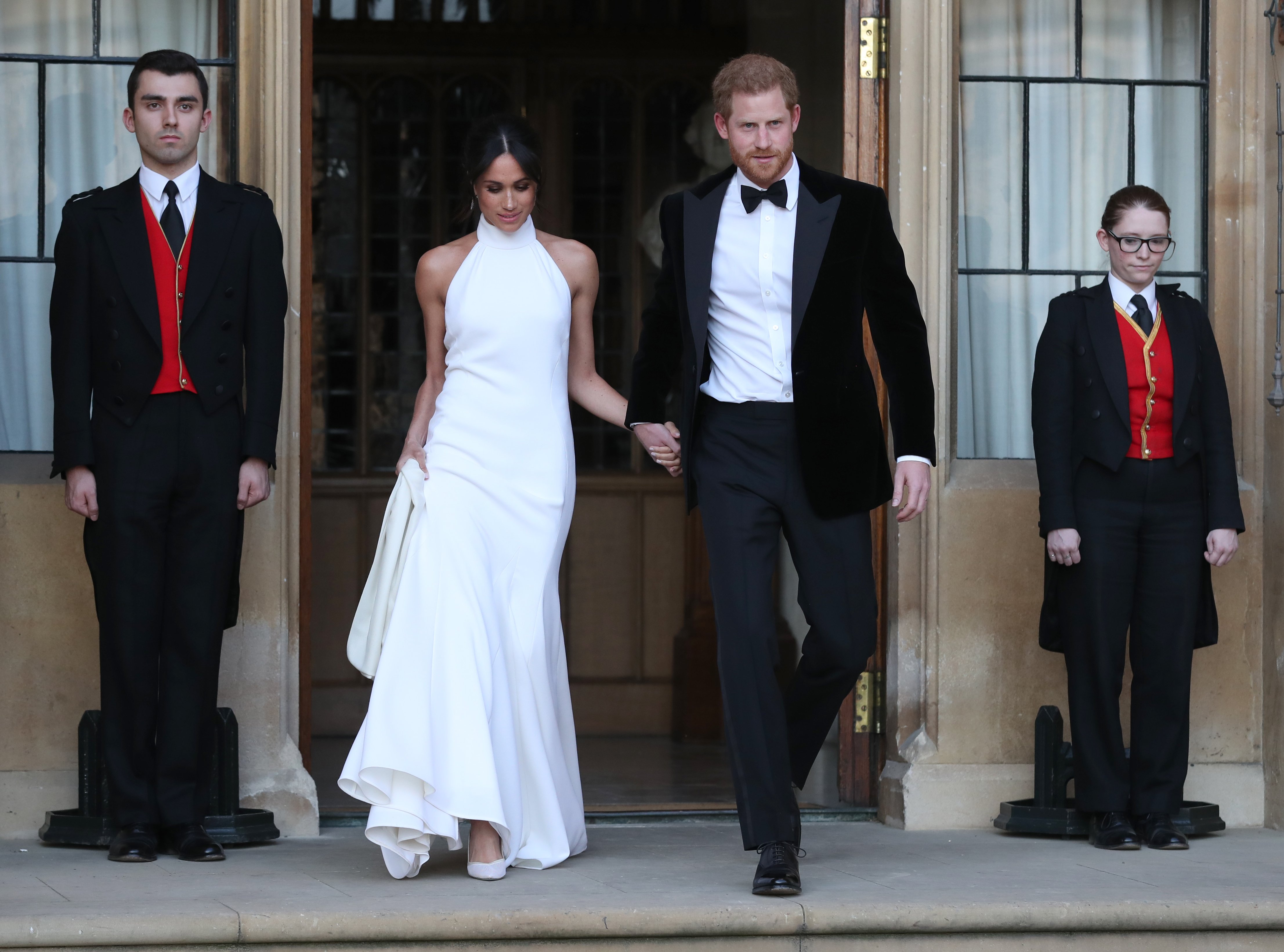 La duchesse de Sussex et le prince Harry, duc de Sussex, quittent le château de Windsor après leur mariage pour assister à une réception en soirée à Frogmore House, organisée par le prince de Galles le 19 mai 2018 | Photo : Getty Images