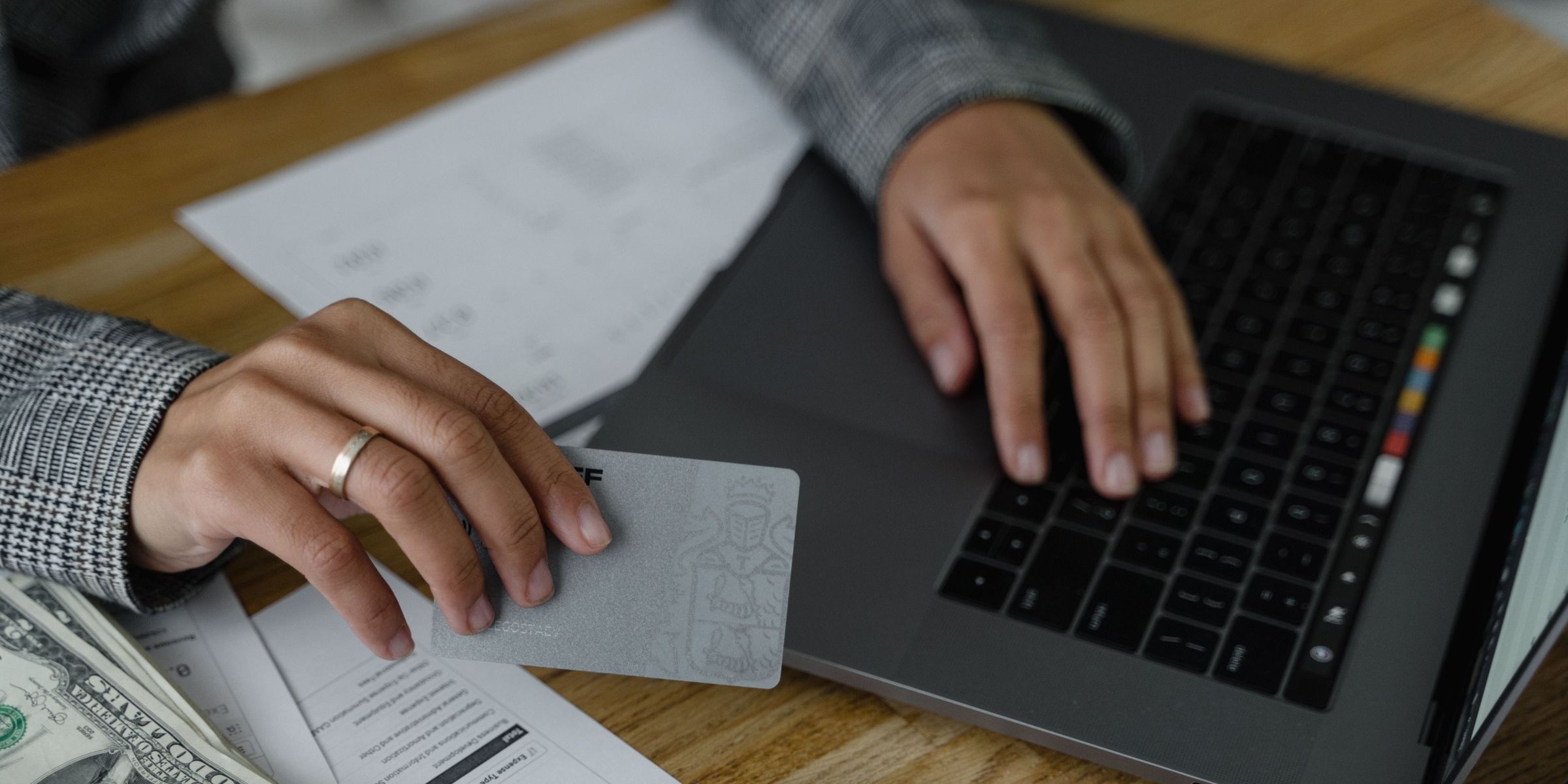 Une personne assise à une table devant un ordinateur portable | Source : Pexels