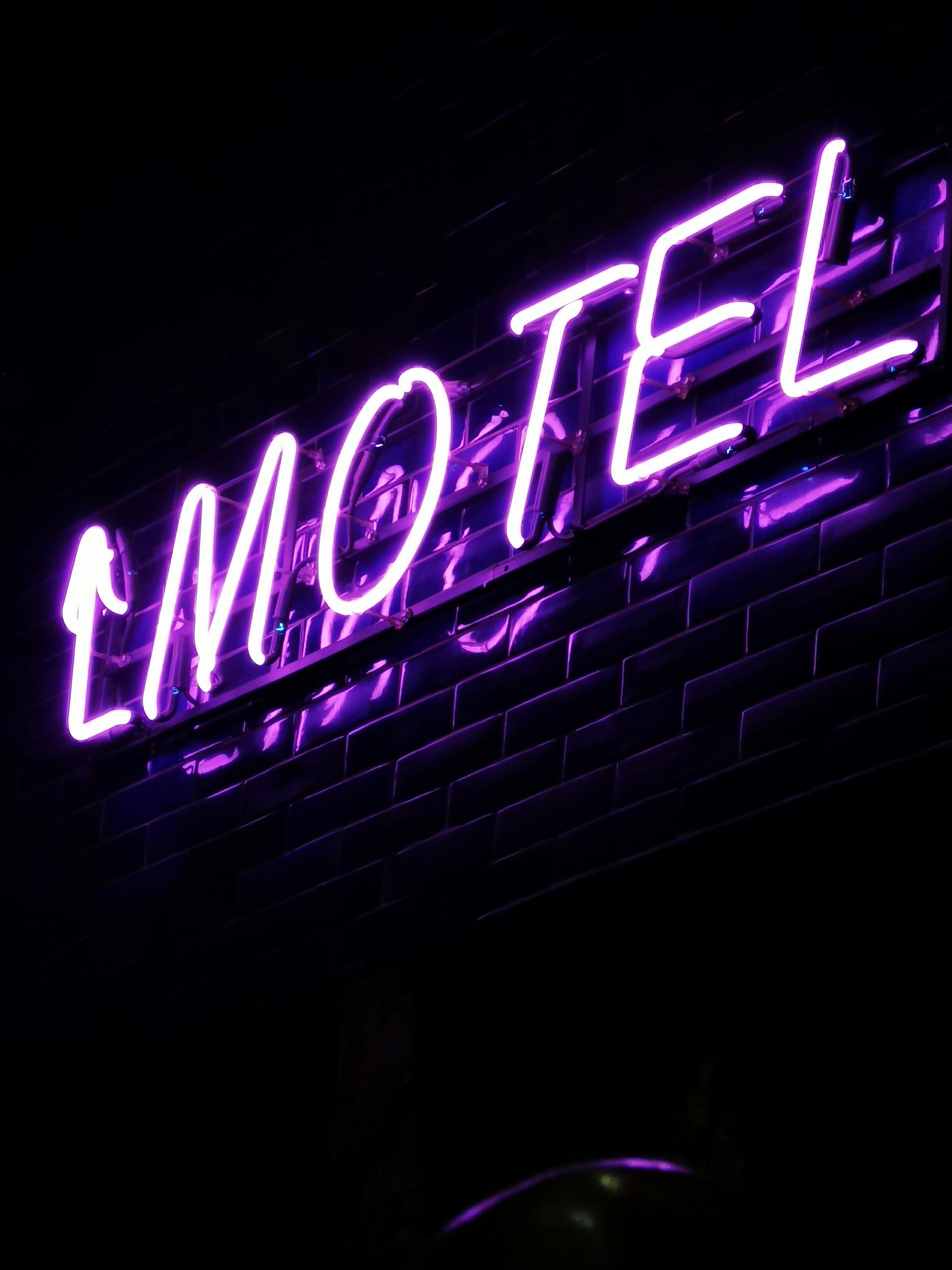 Une enseigne de motel | Source : Pexels